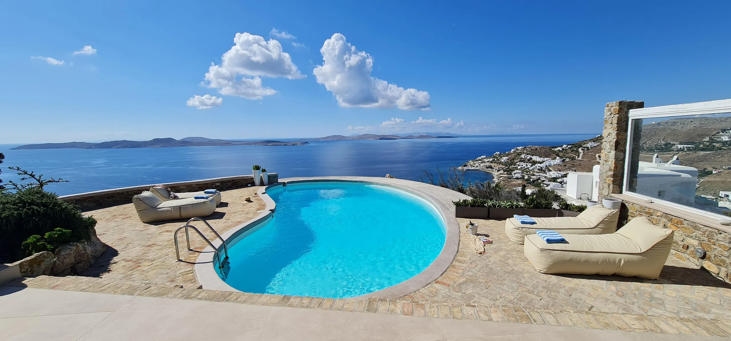Hilltop Luminous Villa with Private Pool and Ocean Views — photograph 5