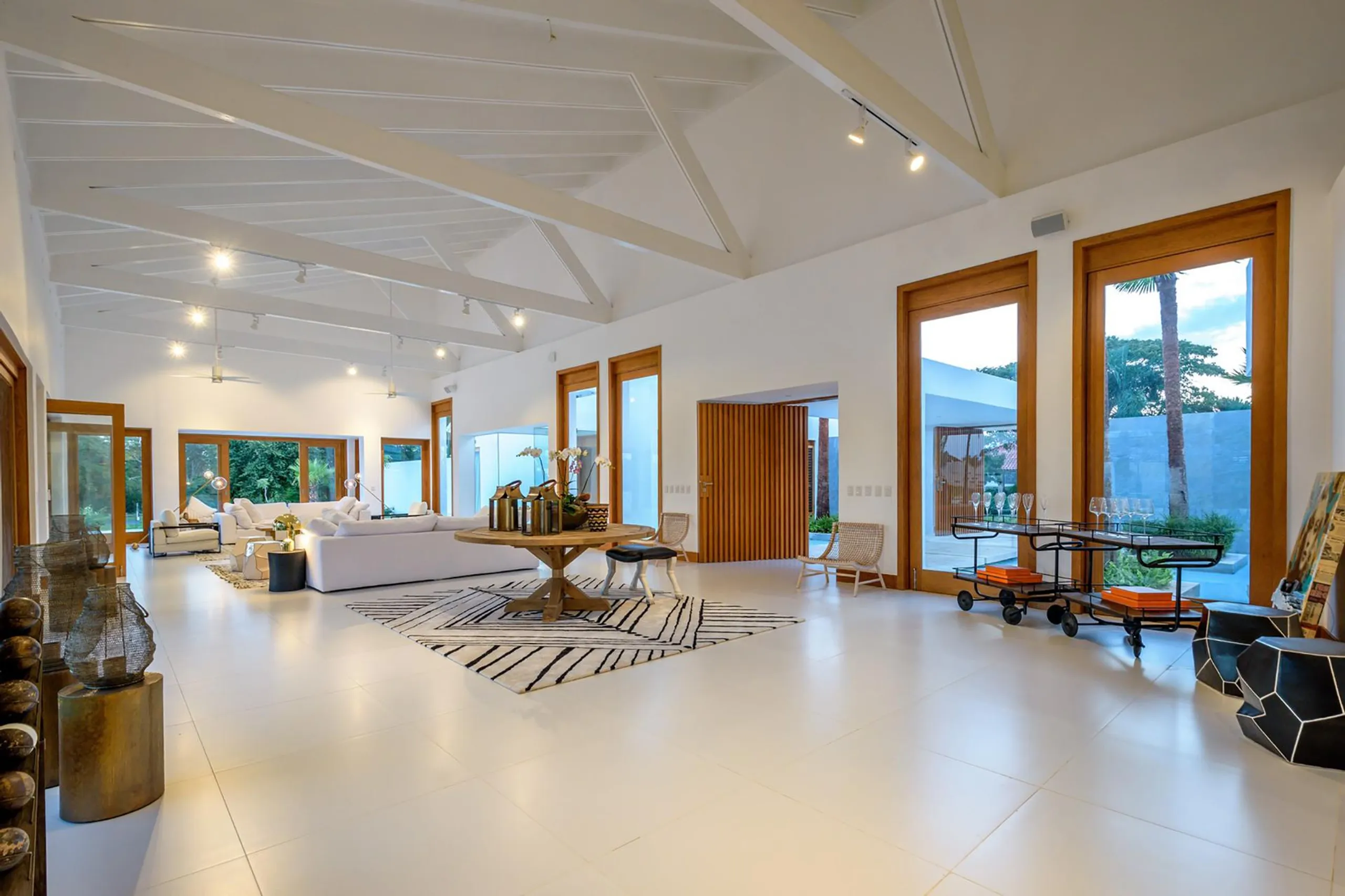 Comfortable and Luxurious Modern Retreat with Swimming Pool and Golf Course Views — photograph 5