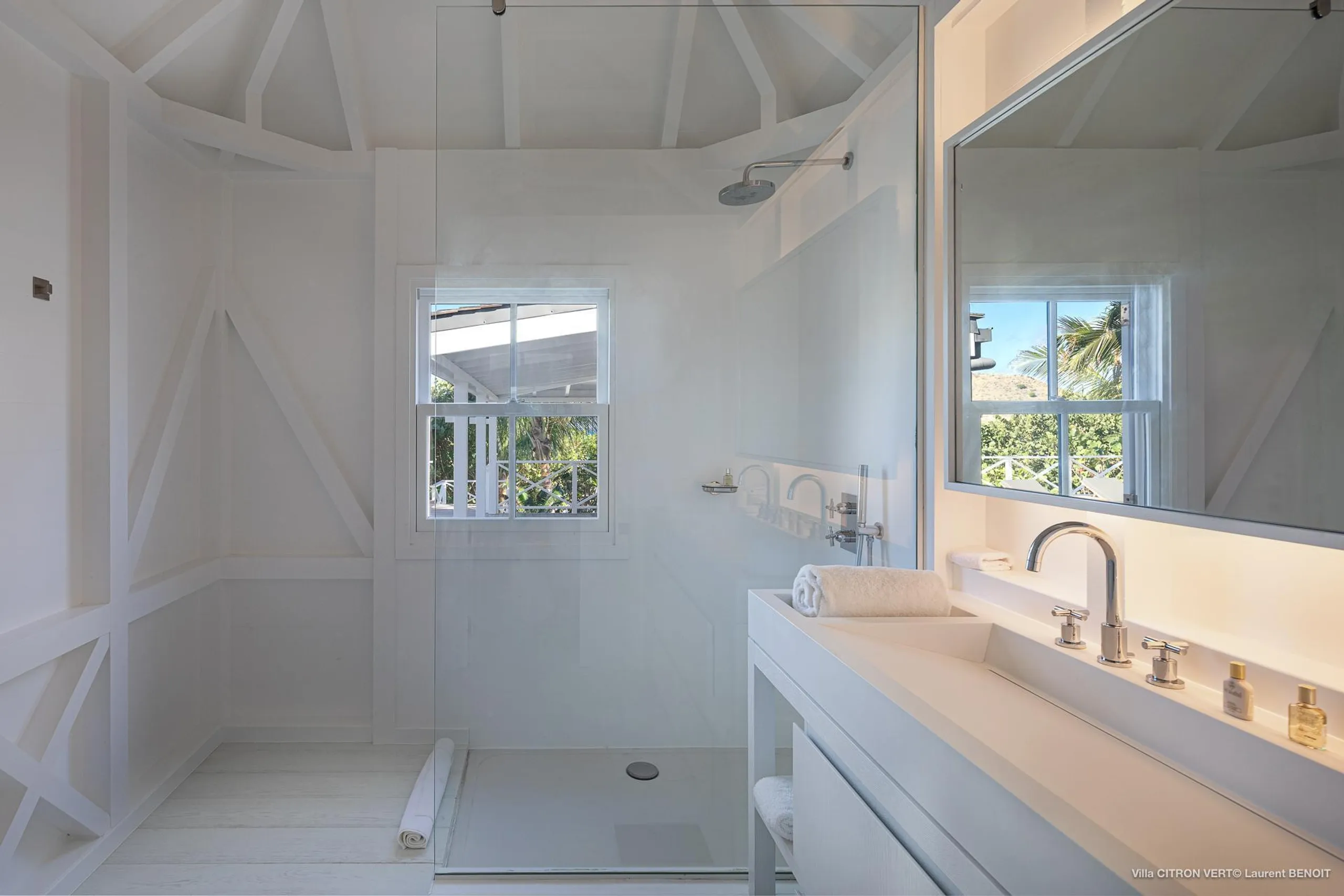 Tranquil Tropical Villa with Ocean Views and Walks to Beach — photograph 9