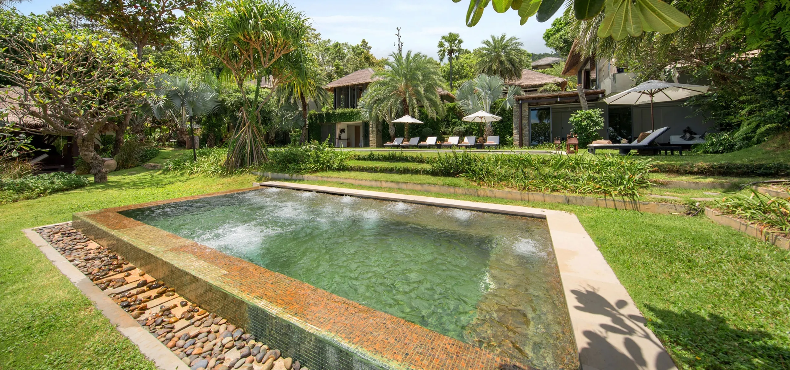 Glorious Beachfront Estate with Two Pools, Spa Sala, and Panoramic Ocean Views — photograph 8