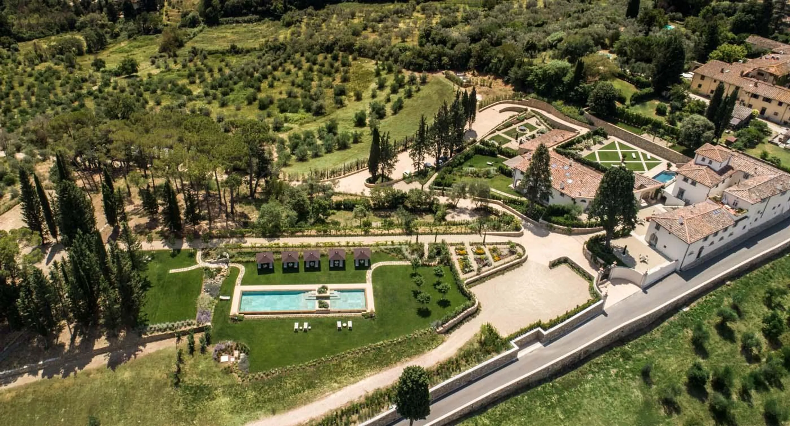 Regal Tuscan Resort-Style Estate with Private Pool and Garden Lounge — photograph 5