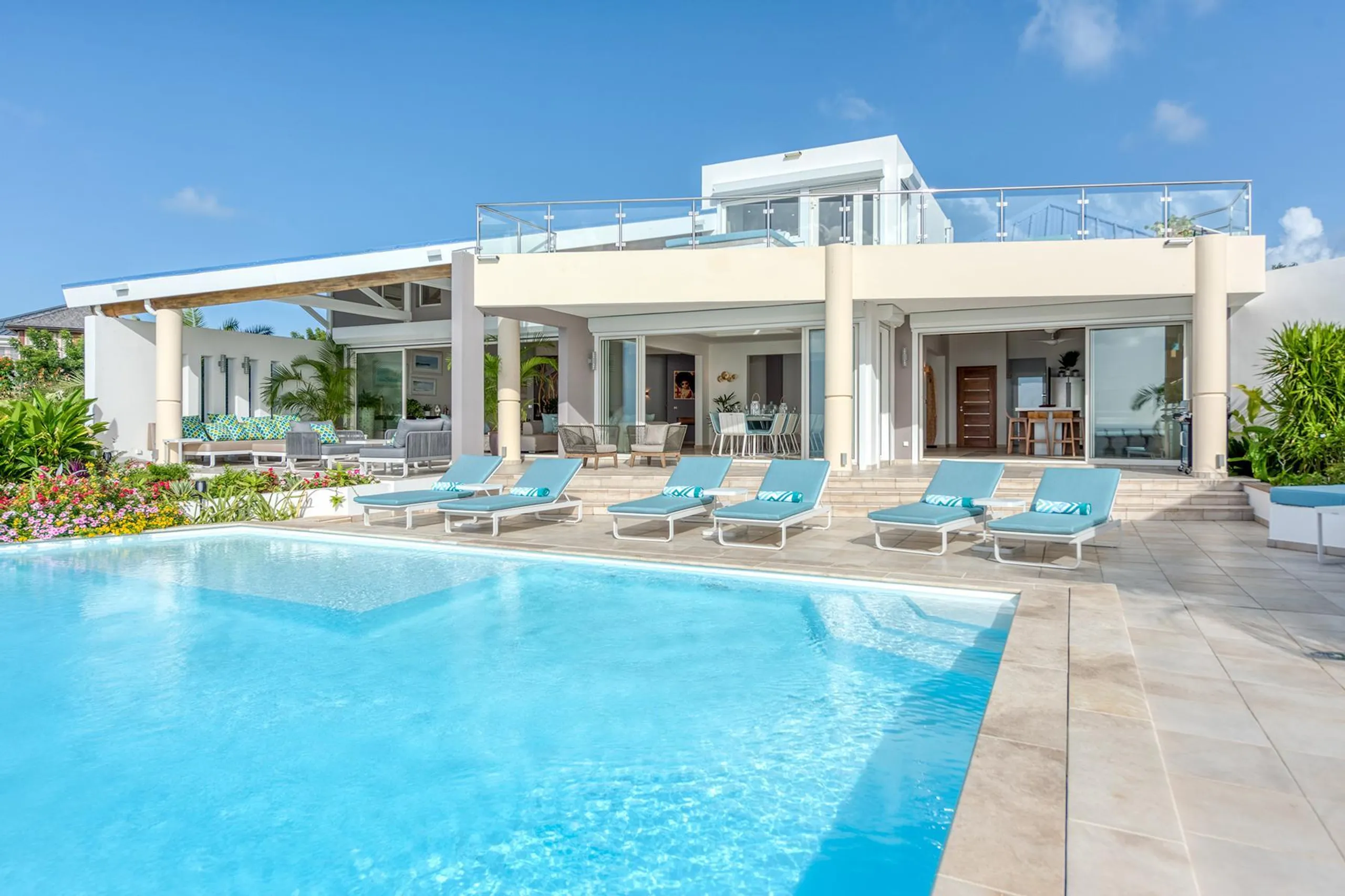 Modern Contemporary Villa with Infinity Pool and Panoramic Ocean Views — photograph 3