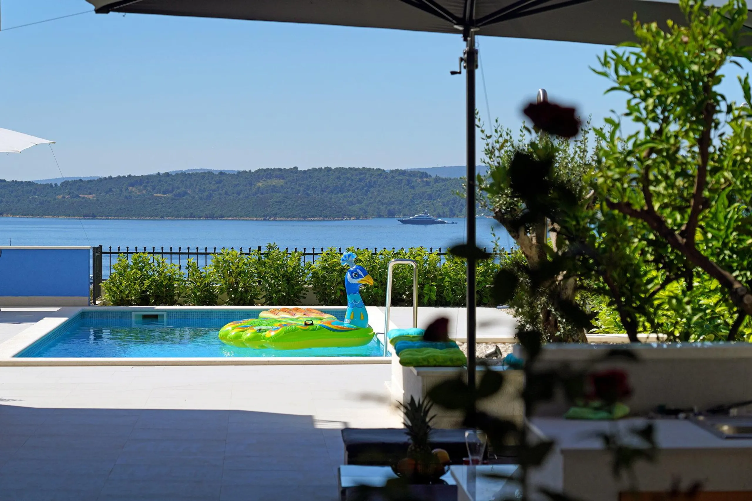 Phenomenal Modern Villa with Pool, Garden and Sea Views — photograph 11