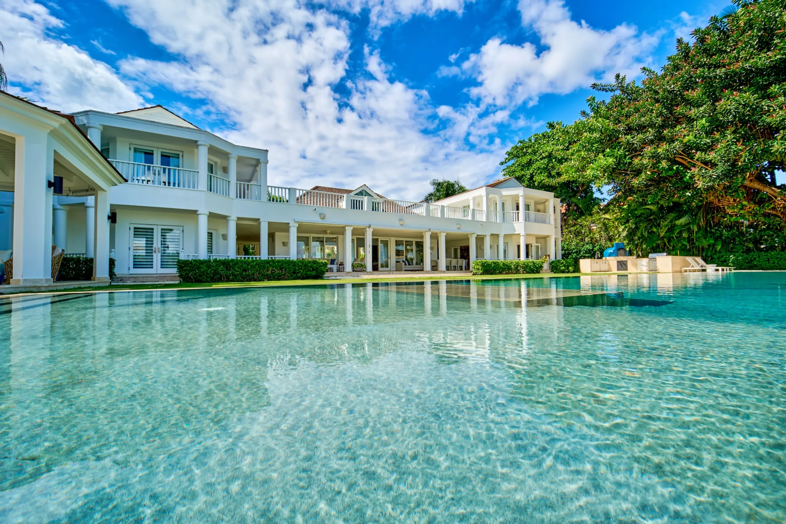Elegant Classic Luxury Villa with Private Pool and Exceptional Water Views — photograph 2