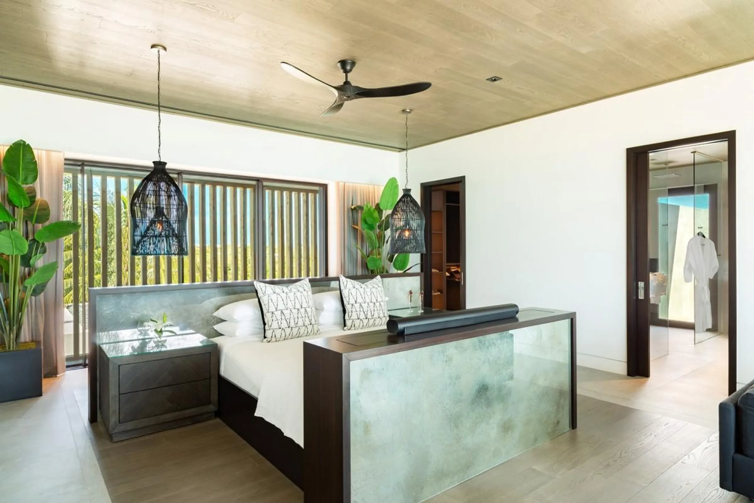 Private Contemporary Estate with Infinity Pool and Panoramic Ocean Views — photograph 7