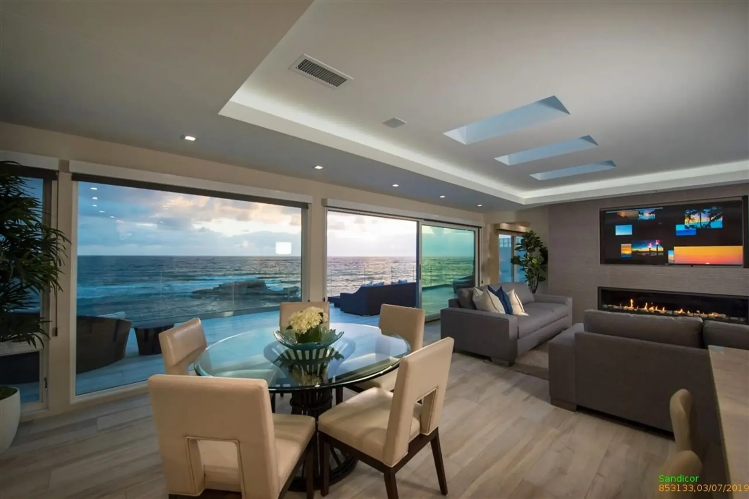 Contemporary Oceanfront Villa with Waterfront and Stunning Views — photograph 12