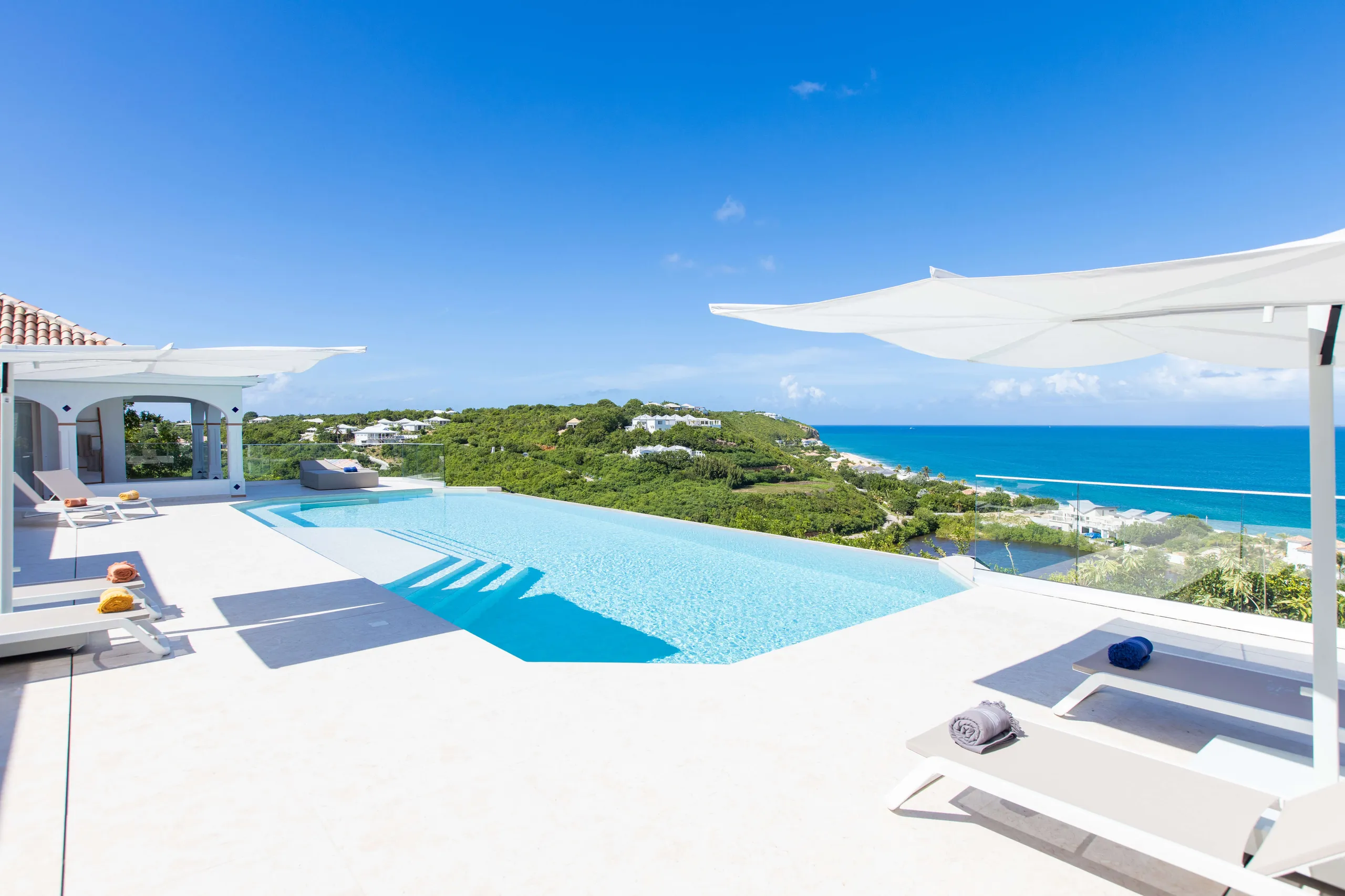 Stunning 5 Bedroom Caribbean Villa with Private Heated Infinity Pool, and Panoramic Ocean Views — photograph 4