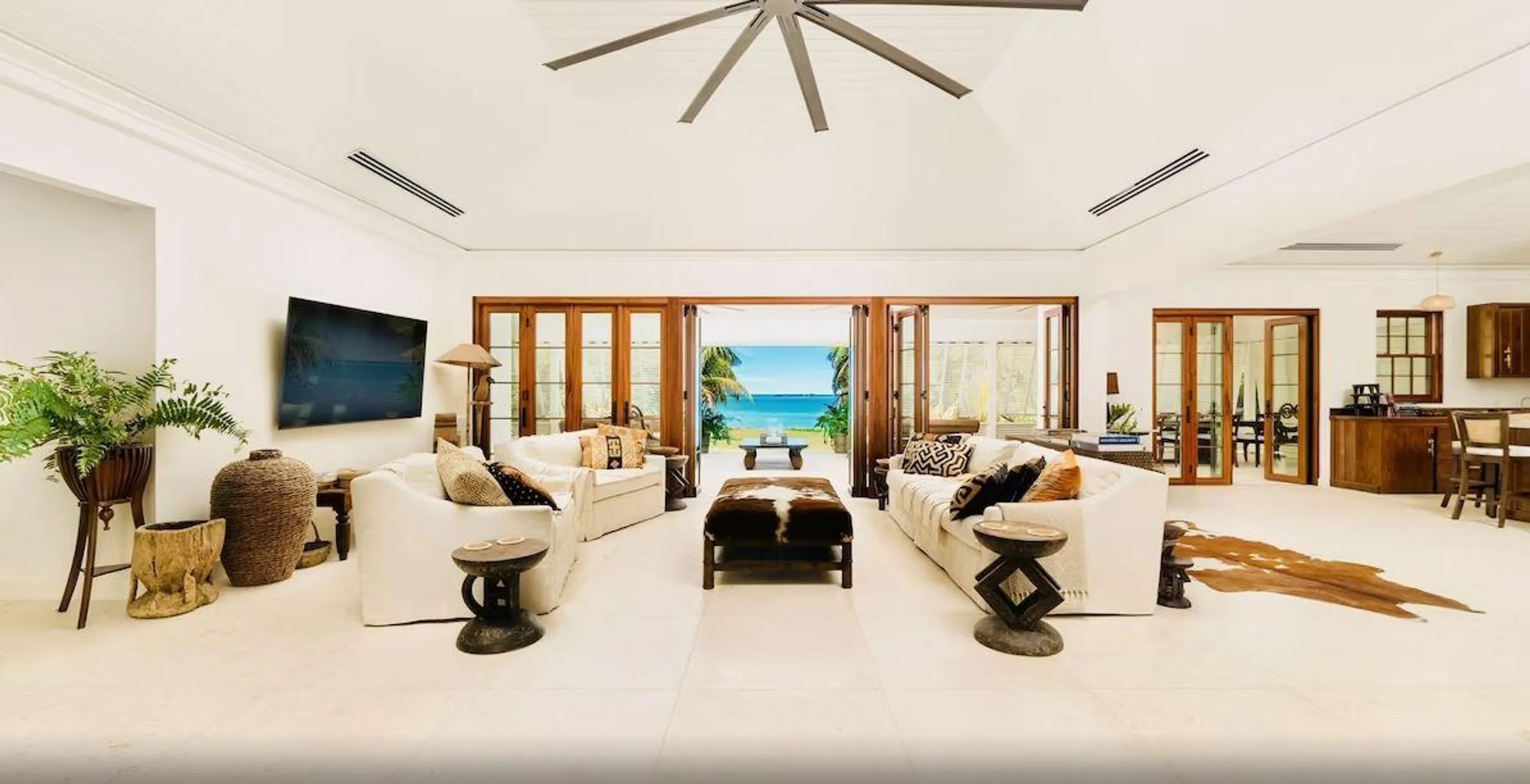Breathtaking Waterfront Estate with Pool and Exclusive Private Beach — photograph 8