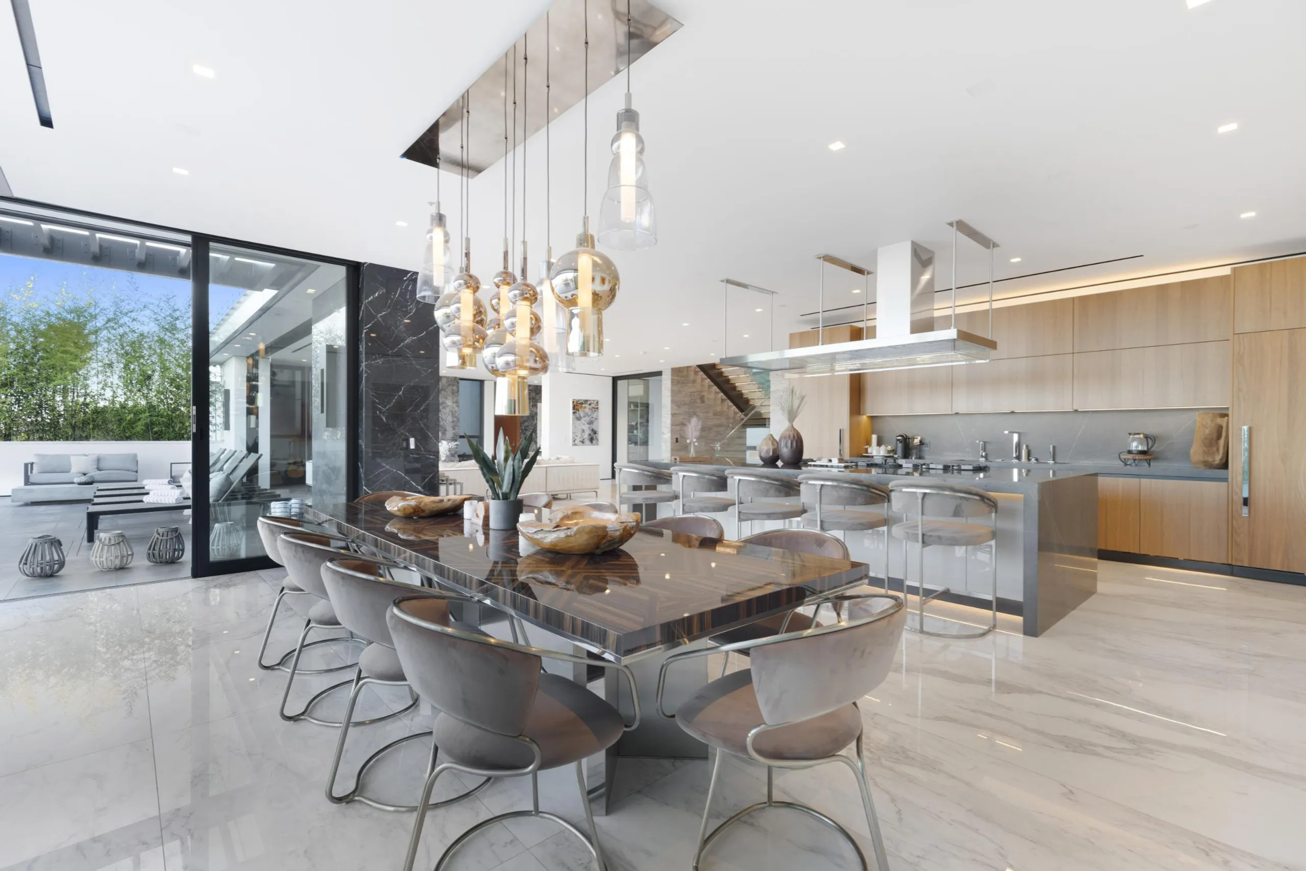 Stunning Bird Street Modern Estate with Infinity Pool and Views — photograph 12