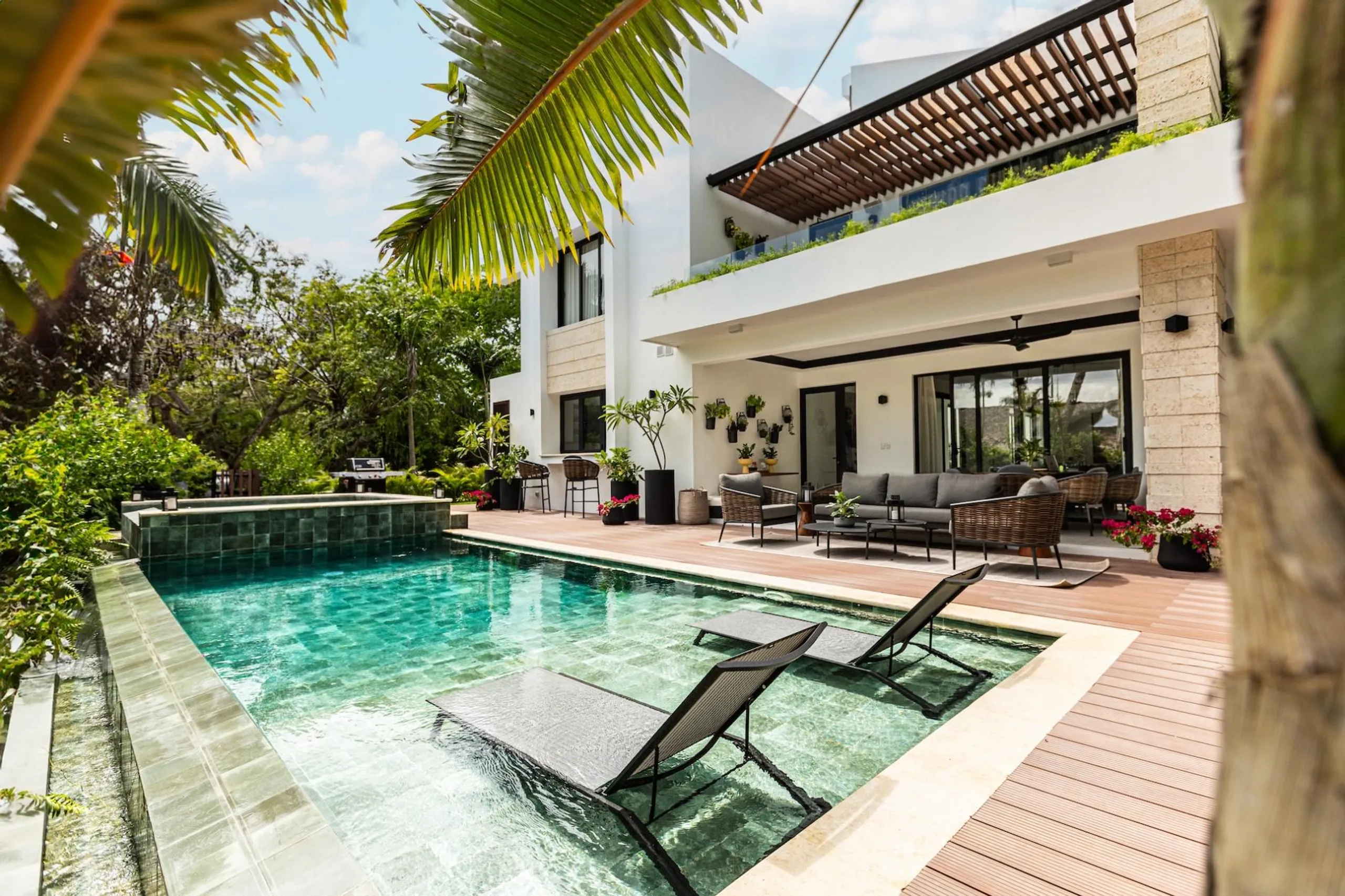 Tranquil Two-Story Villa with Private Pool, Expansive Jacuzzi and Vibrant Surroundings, La Romana