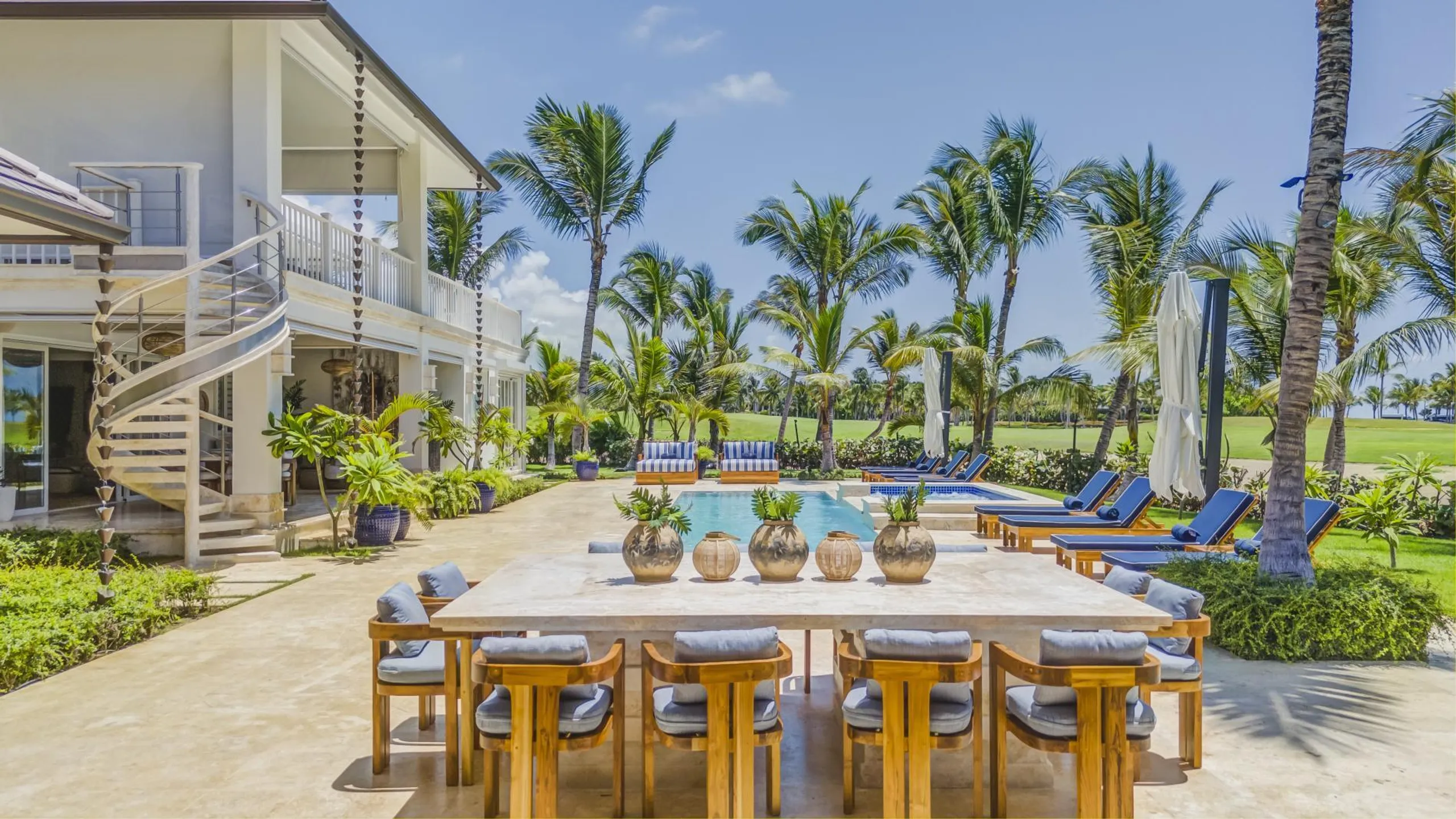 Sophisticated Oasis with Private Pool and Spacious Living Areas — photograph 3