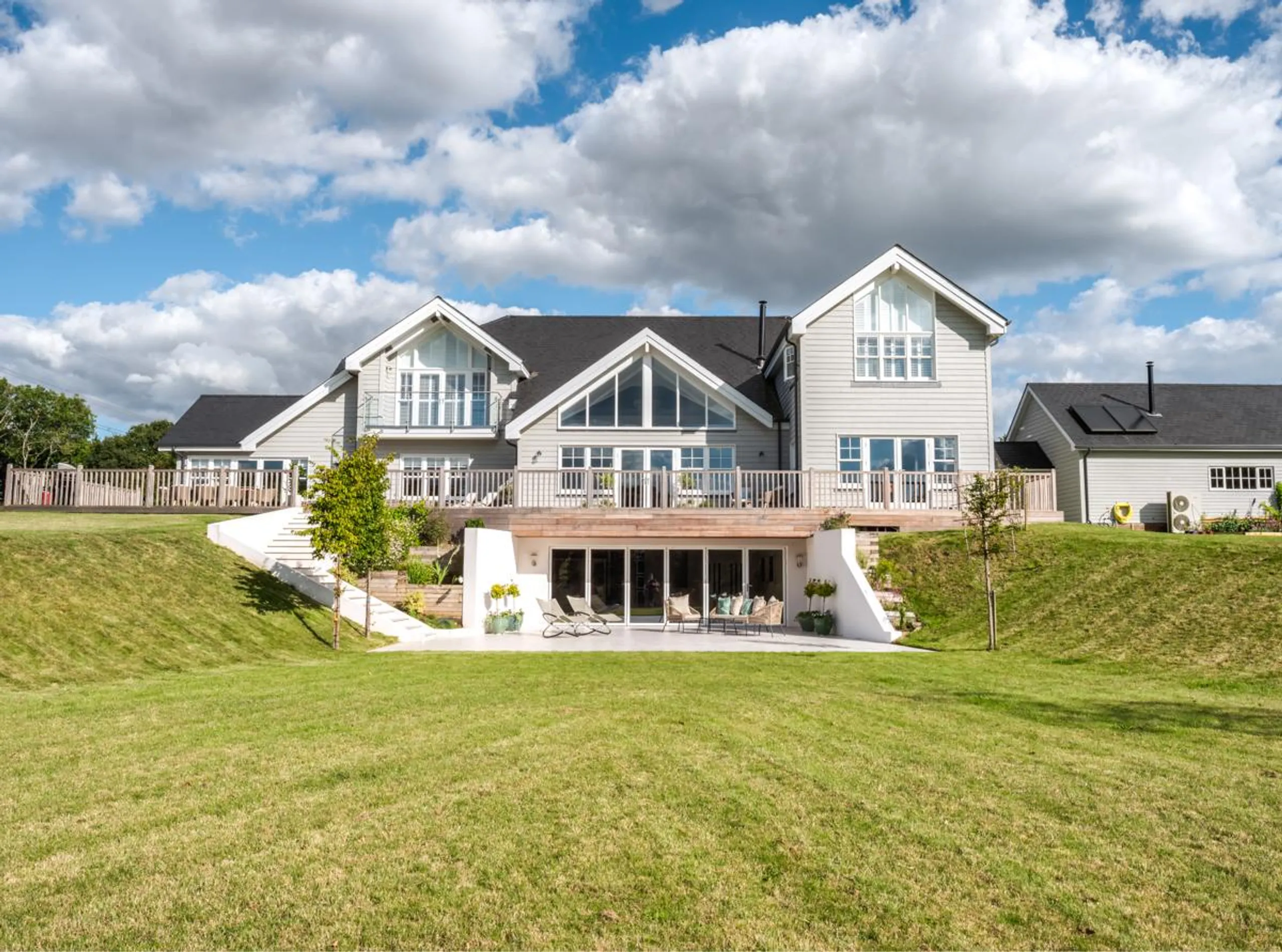 Luxurious Newly-Built Villa with Indoor Pool and Countryside Views, Soberton