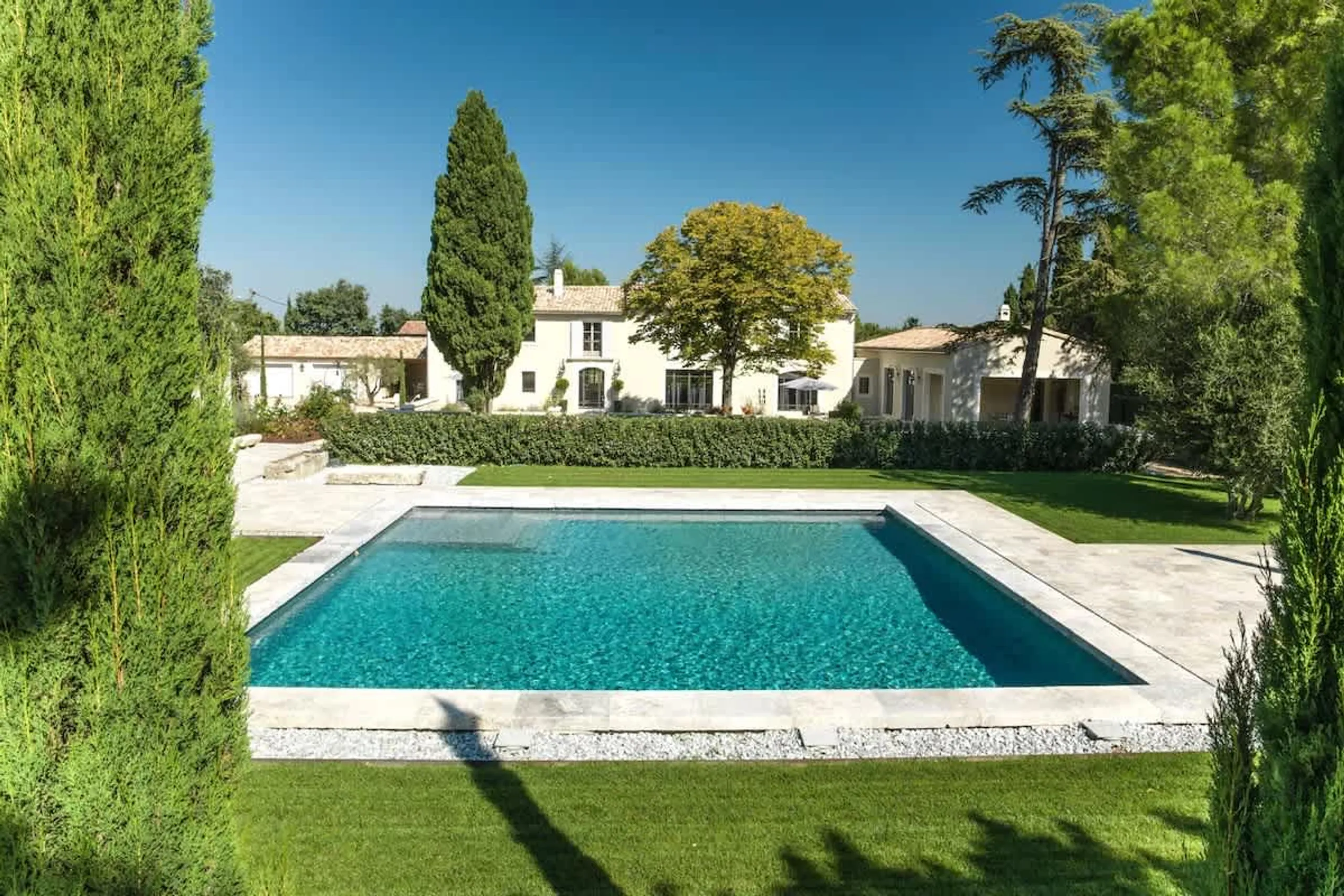 Majestic Saint-Rémy-de-Provence Retreat with Private 9x9m Pool and Tranquil Gardens, Saint Remy De Provence