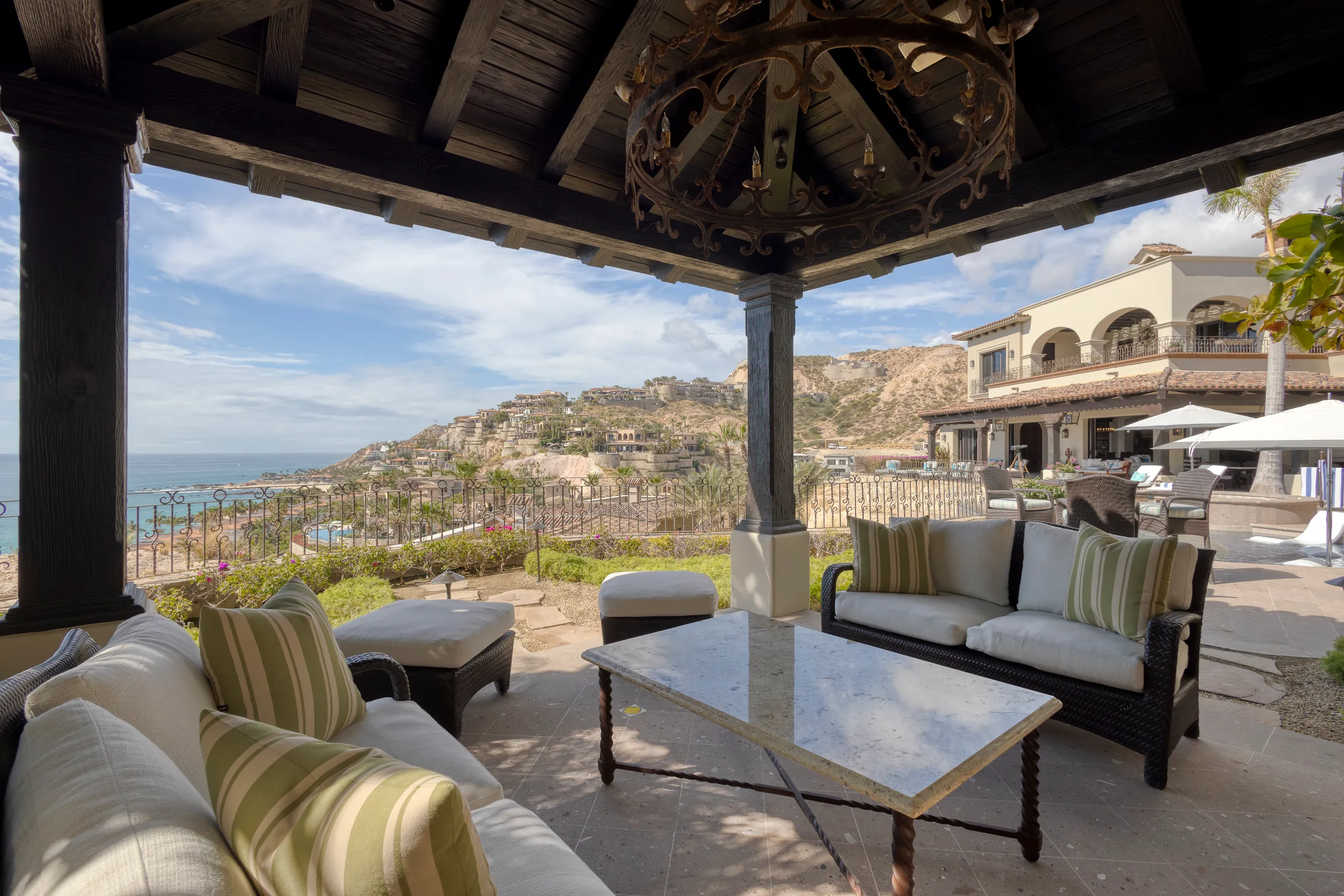 Elegantly Appointed Five Bedroom Villa with Private Infinity Pool, Jacuzzi and Panoramic Ocean Views — photograph 11