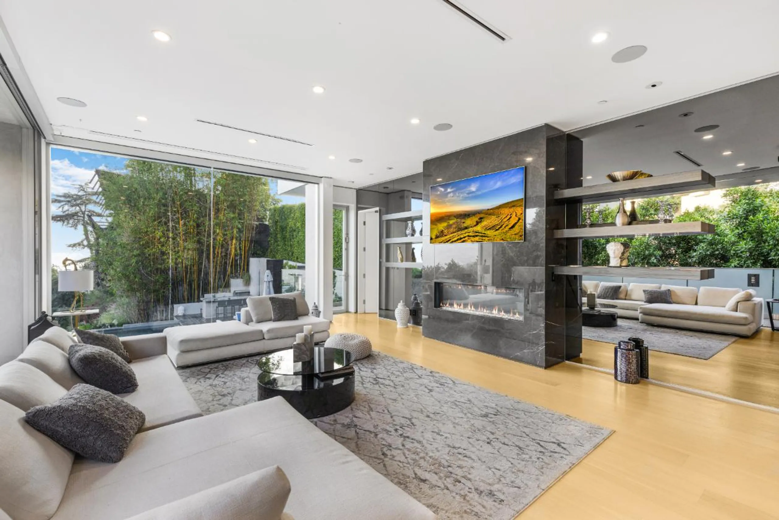 Modern Architectural Hollywood HIlls Estate with Infinity Pool and City Views — photograph 11