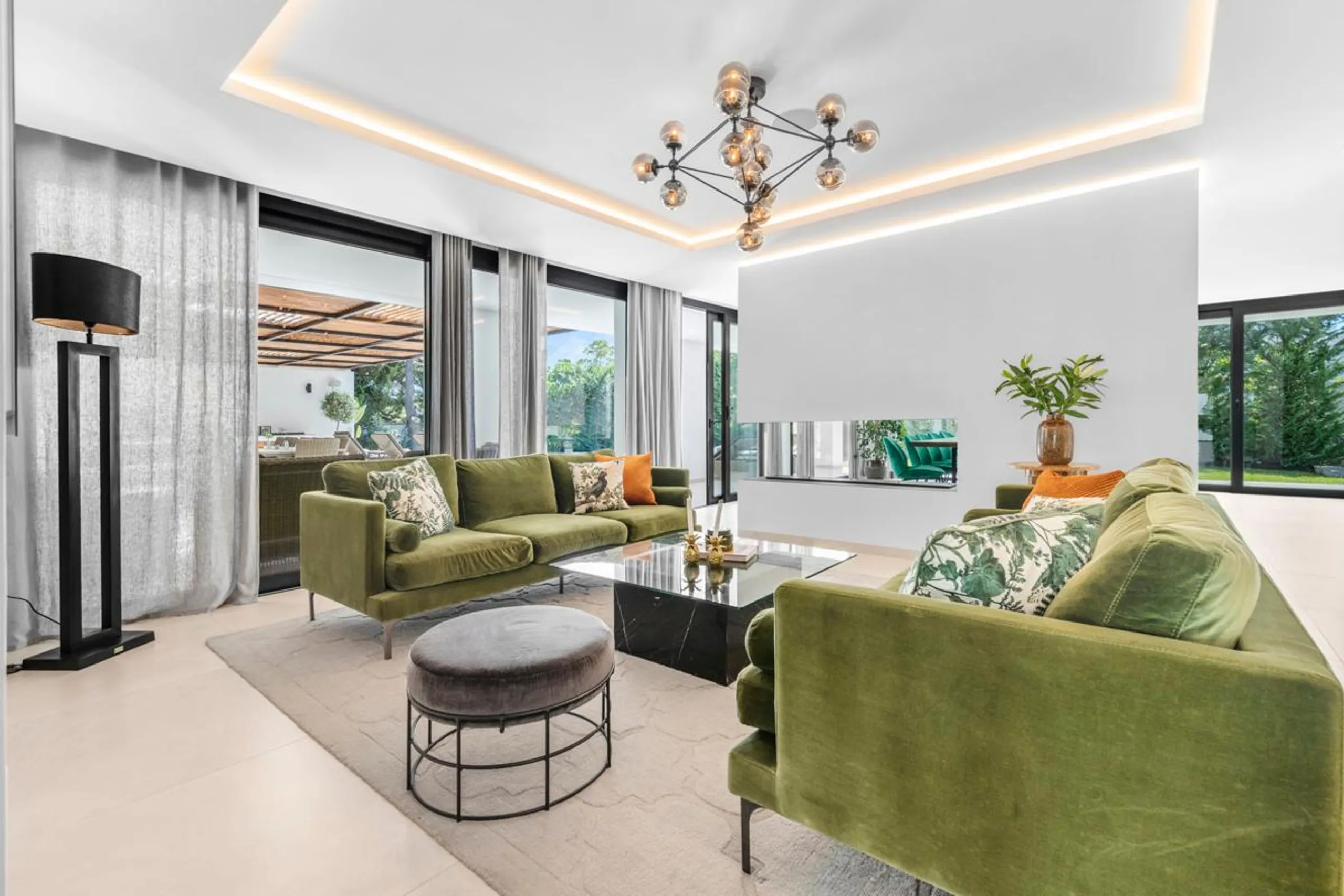 Stunning Scandinavian-Inspired Villa with Spacious Living Areas, Pool, and Valley Views in Puerto Banus — photograph 6