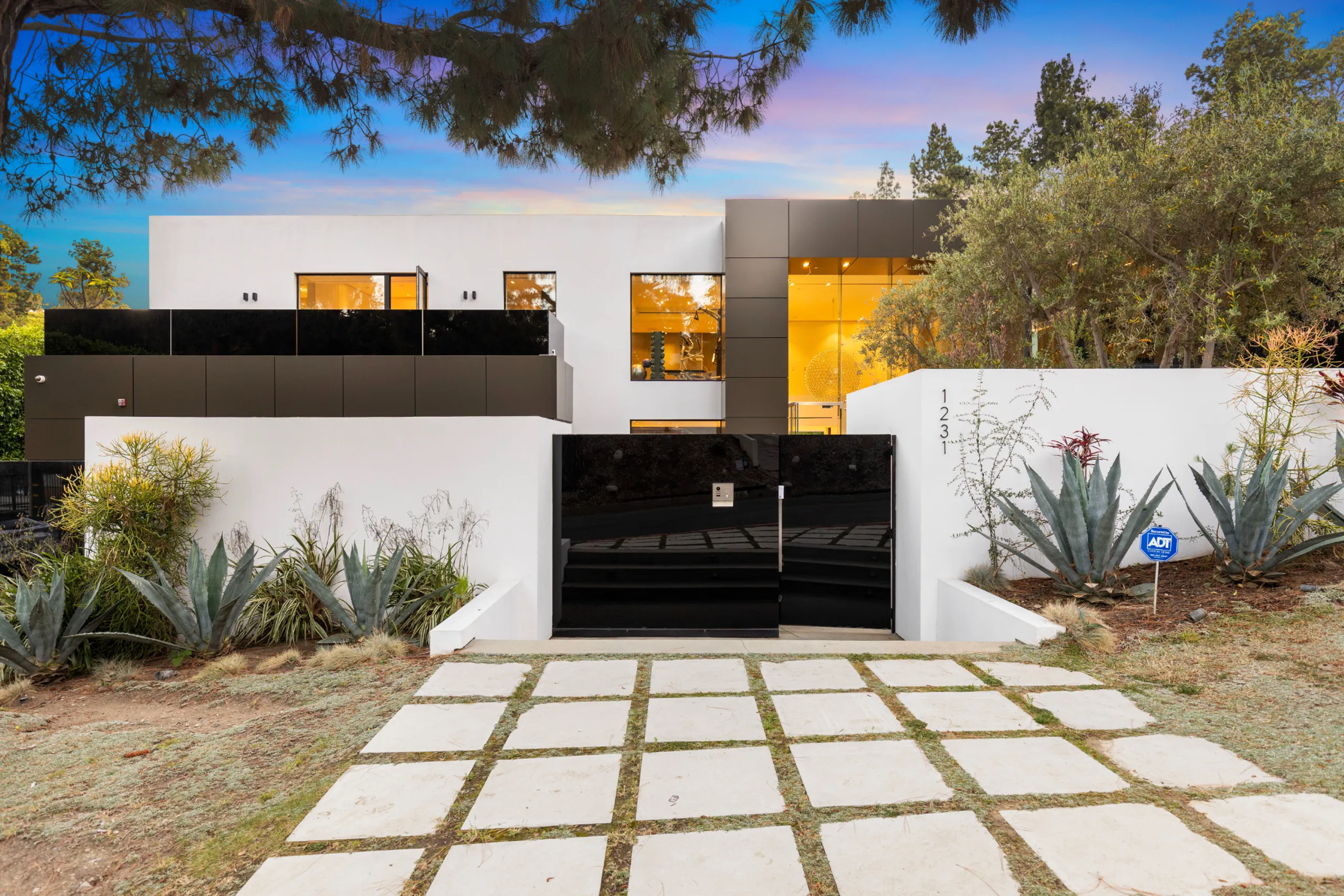 Marvelous Beverly Hills Villa with Private Pool, Spa, and Theater — photograph 10