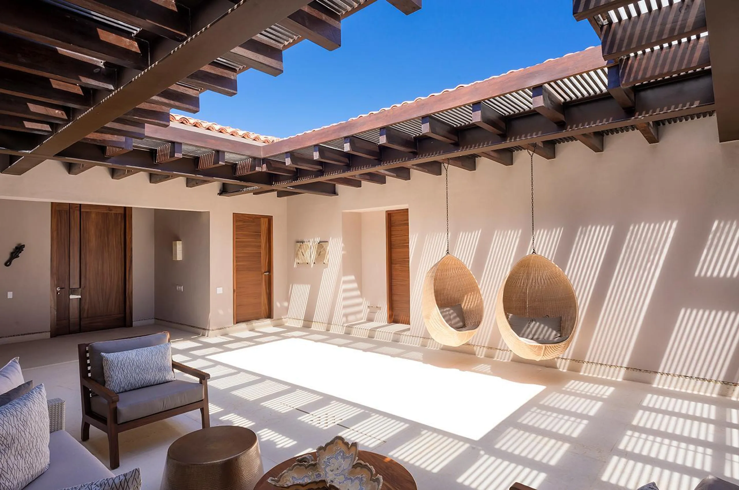Exquisite Oceanfront Residence with Infinity Pool and Ocean Views — photograph 9