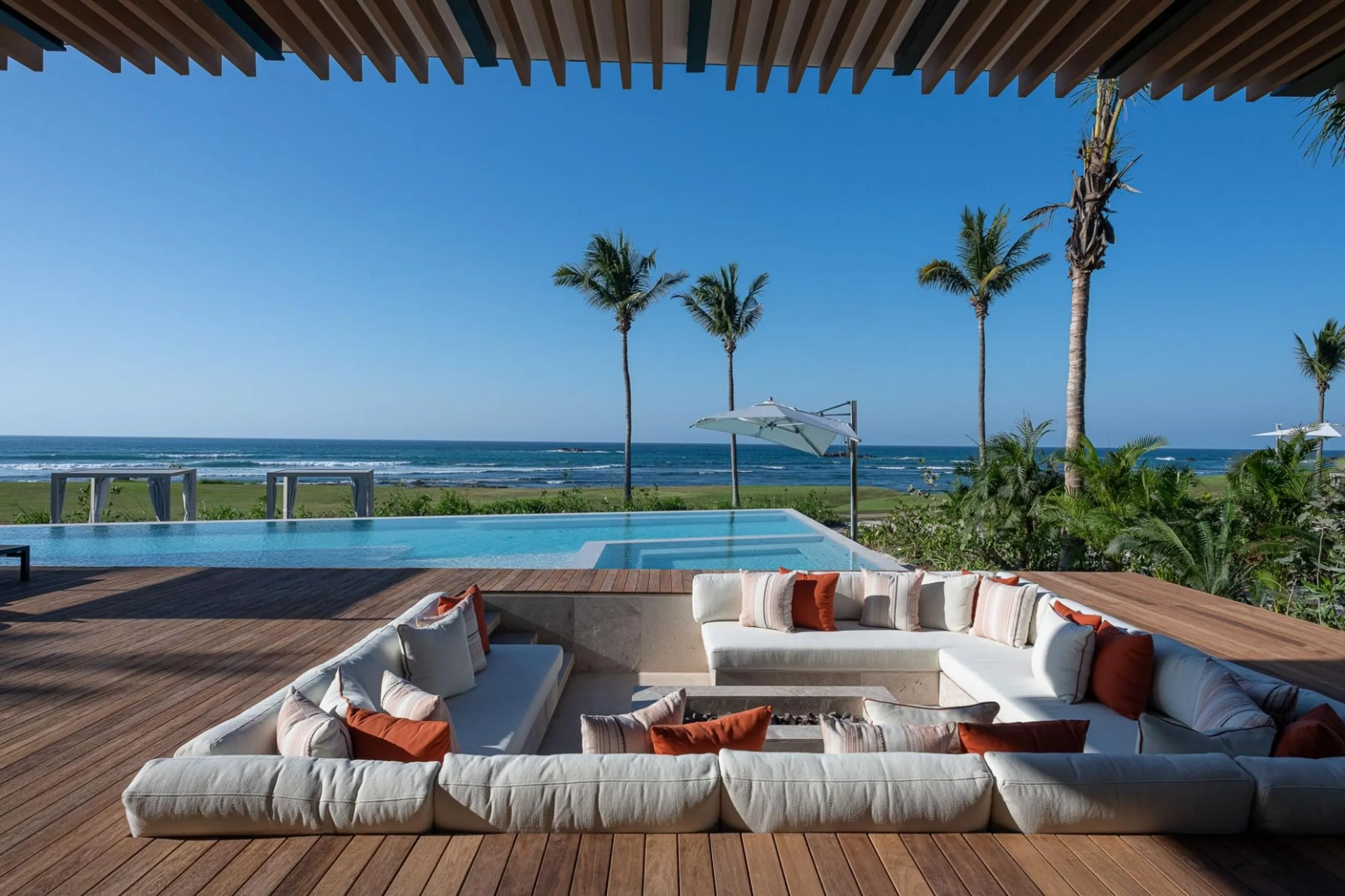 Elegantly Appointed 8-Bedroom Oceanfront Estate Overlooking Tail of the Whale — photograph 4