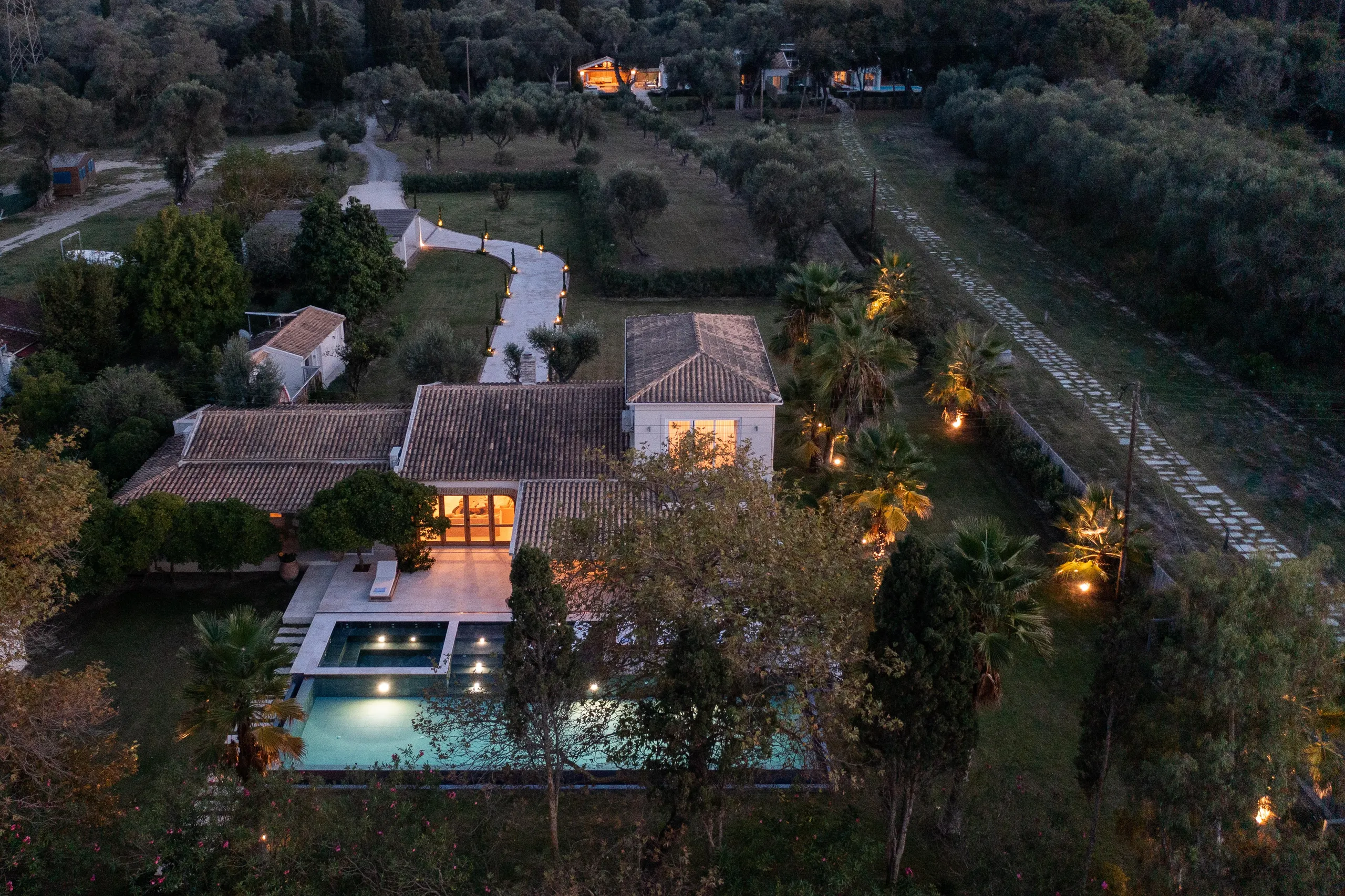 Luxurious Retreat with Majestic Mountain Views and Elegant Pool VILLAWAY® — photograph 8