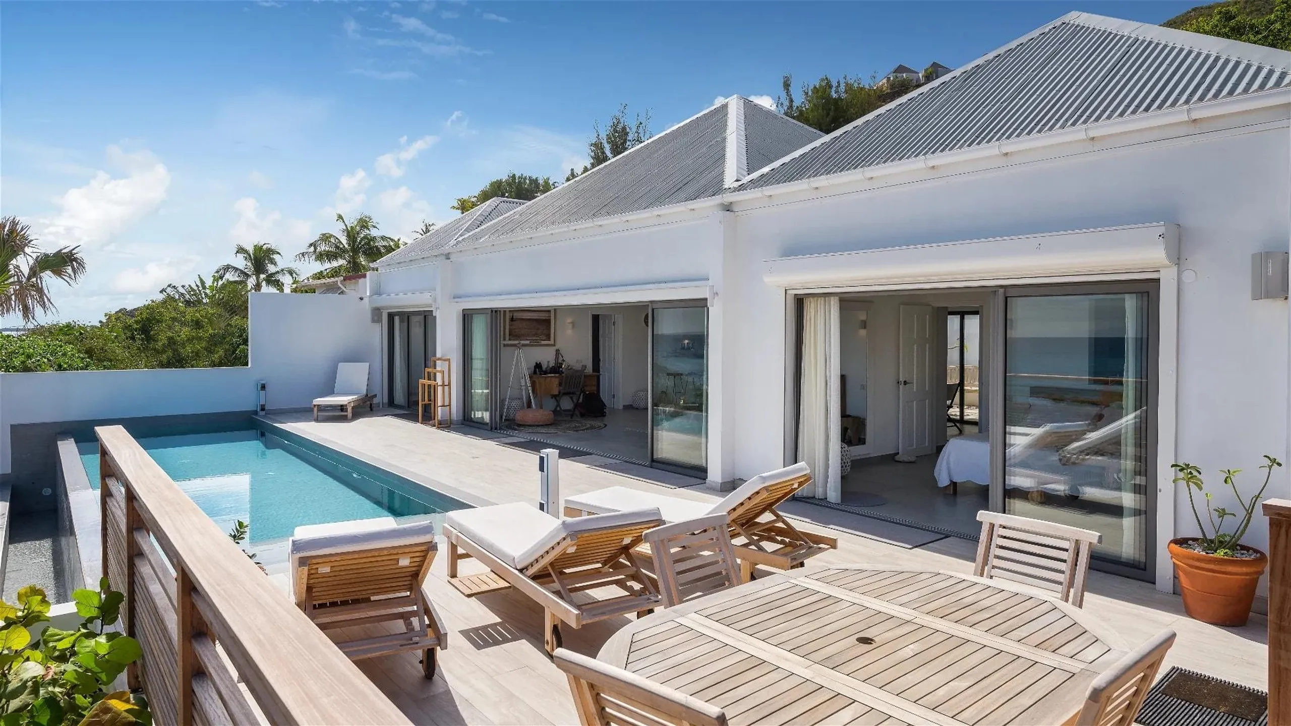 Captivating Caribbean Villa with Infinity Pool — photograph 2