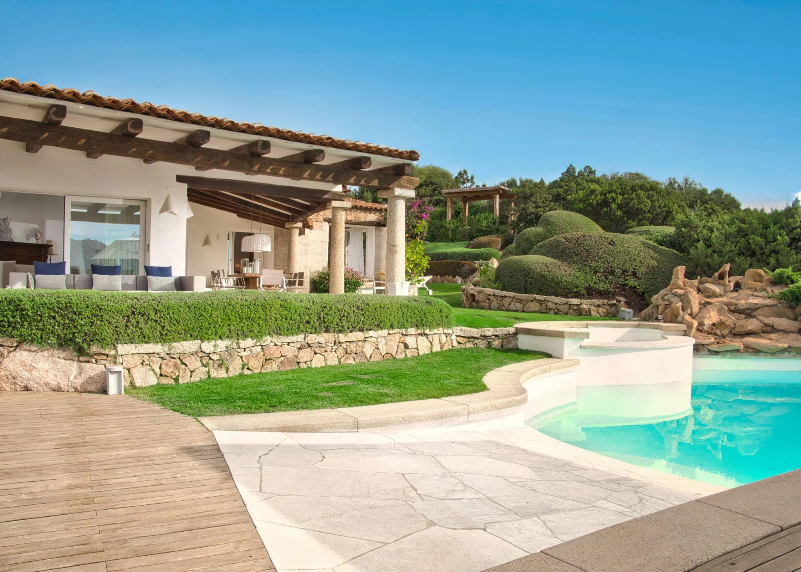 Unveiling tranquility in a Five-Bedroom Haven with Poolside Bliss. — photograph 11