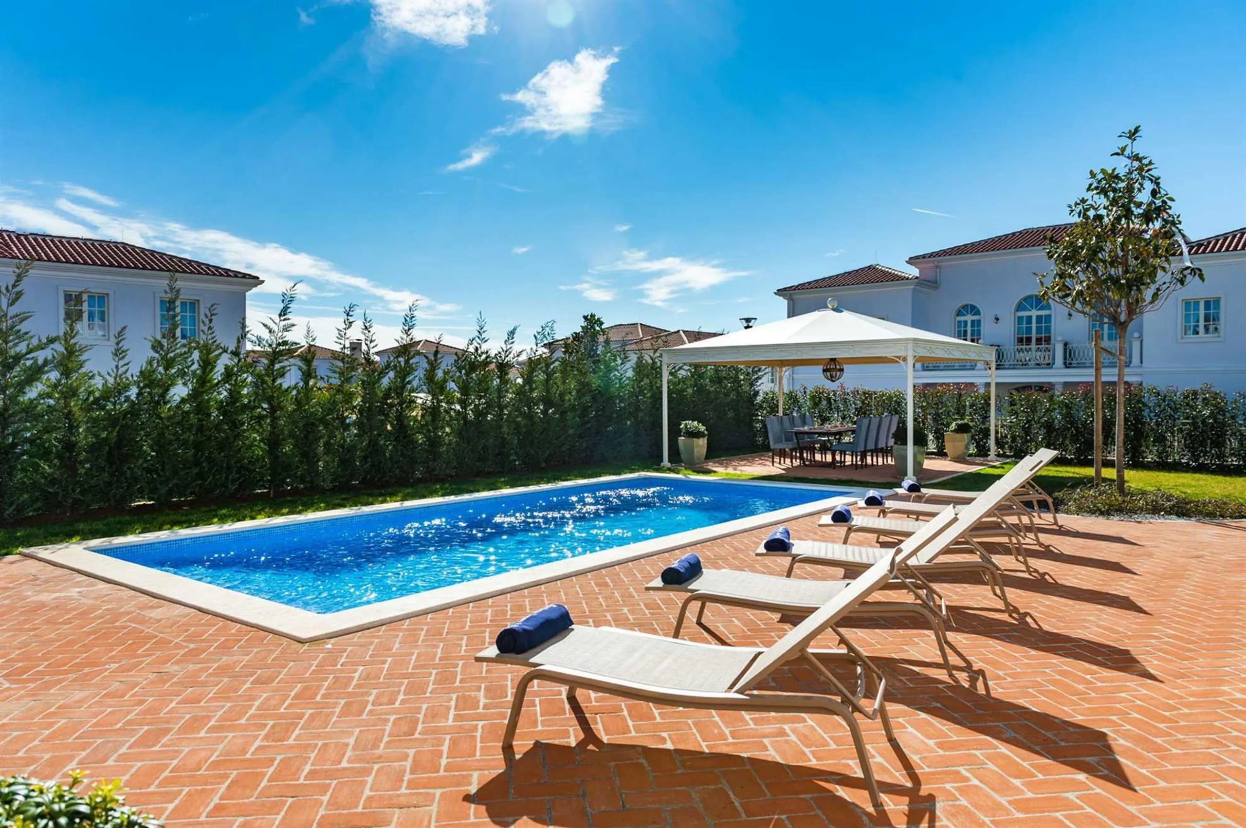 Majestic Villa with Private Pool and Stunning Garden — photograph 2