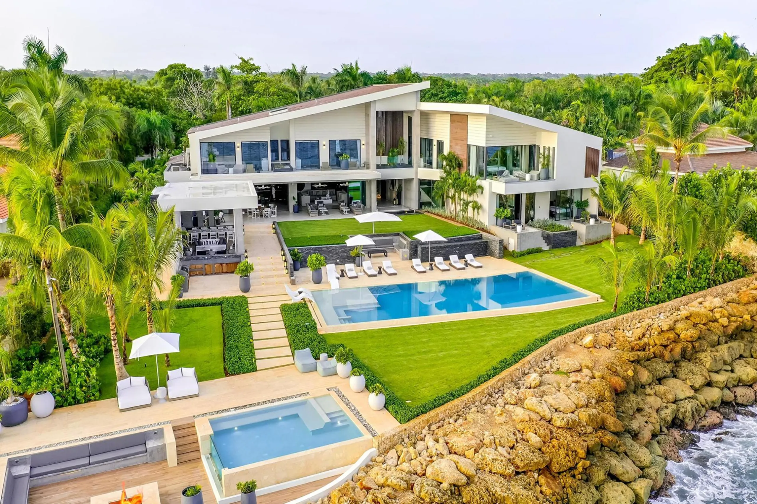 Splendorous Oceanfront Getaway in Punta Minitas with Private Pool, La Romana