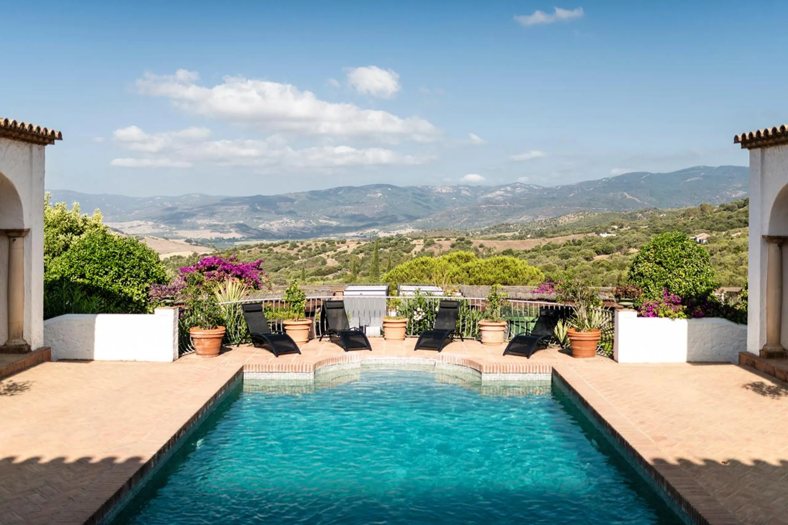 Resplendent Spanish Villa with Private Pool, Jacuzzi, and Panoramic Countryside Views, San Pablo De Buceite