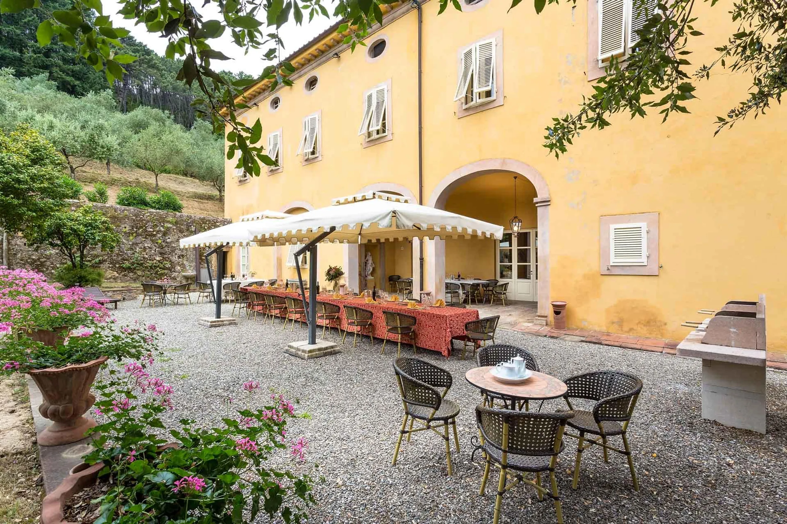 Elegant Hillside Villa With Panoramic Views — photograph 5
