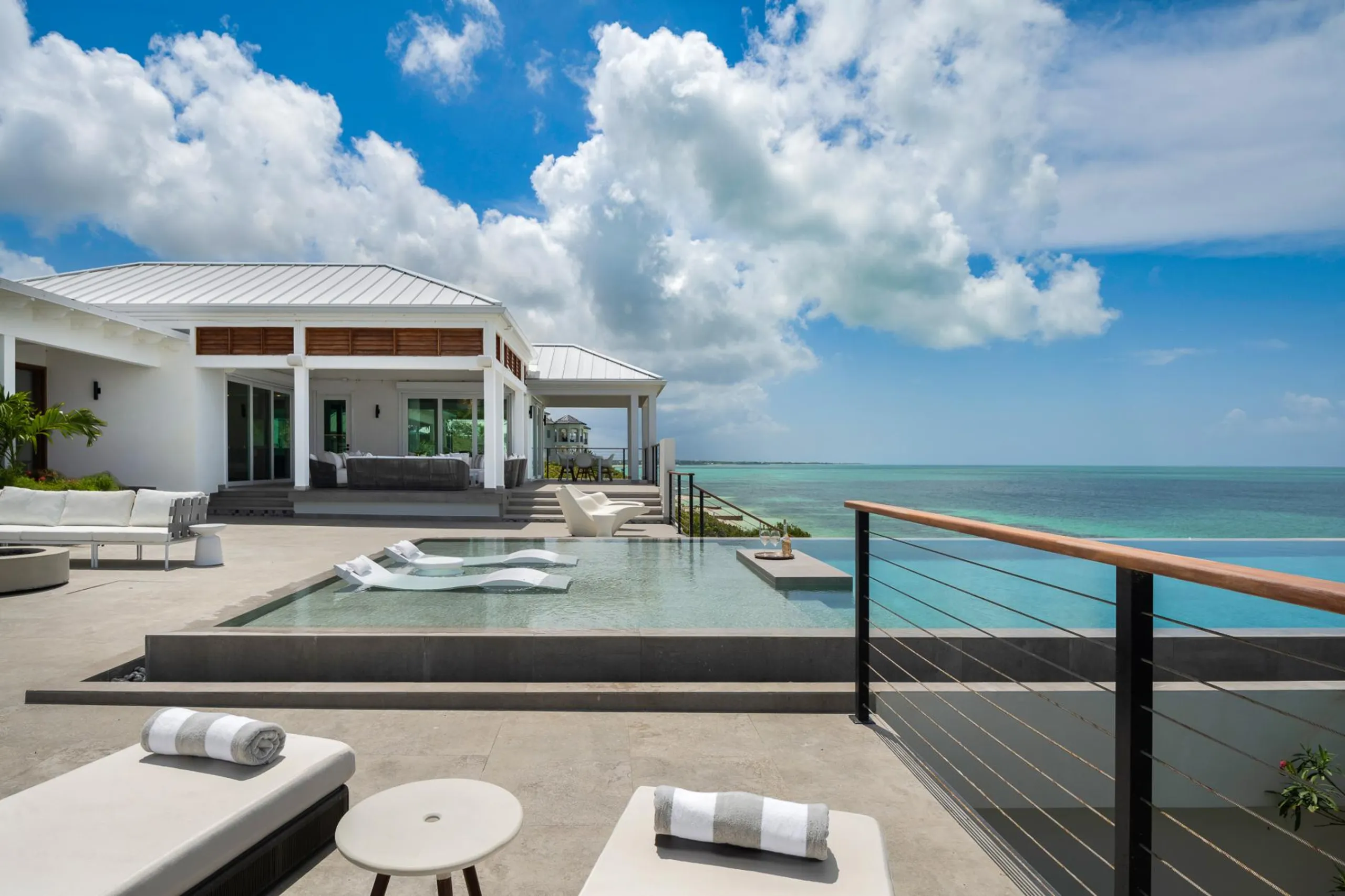 Oceanfront 5BR Estate with Private Pool & Private Ocean Access — photograph 2