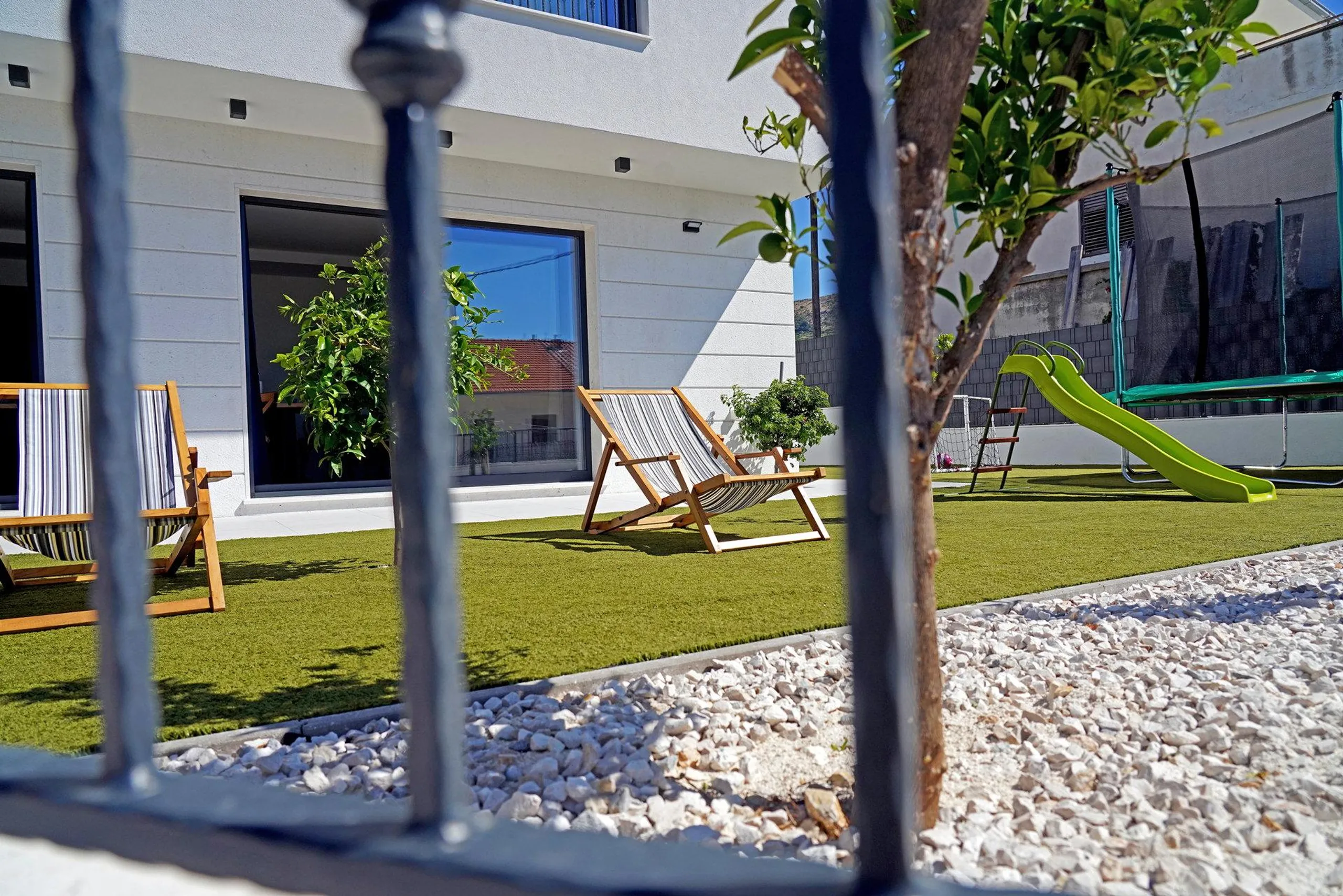 Phenomenal Modern Villa with Pool, Garden and Sea Views — photograph 9