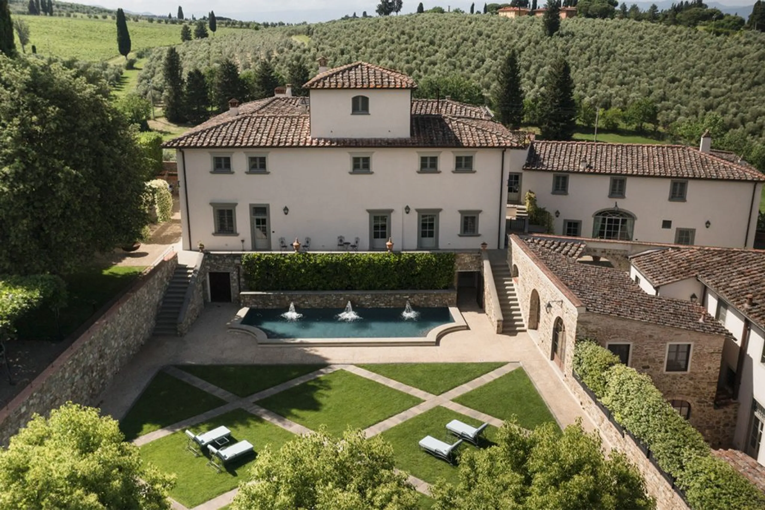Regal Tuscan Resort-Style Estate with Private Pool and Garden Lounge — photograph 4