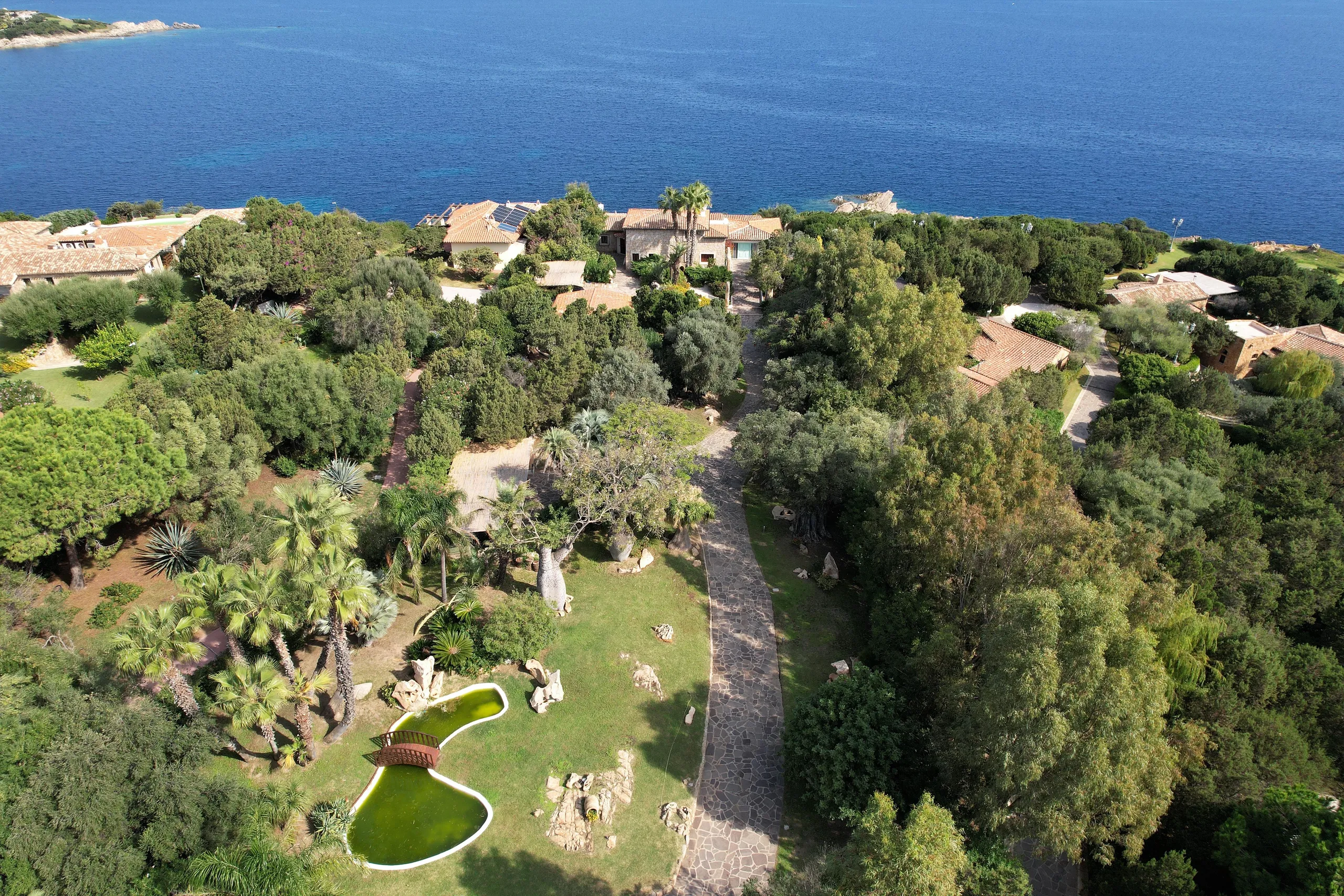 Charming Beachfront Villa With Breathtaking Views — photograph 6