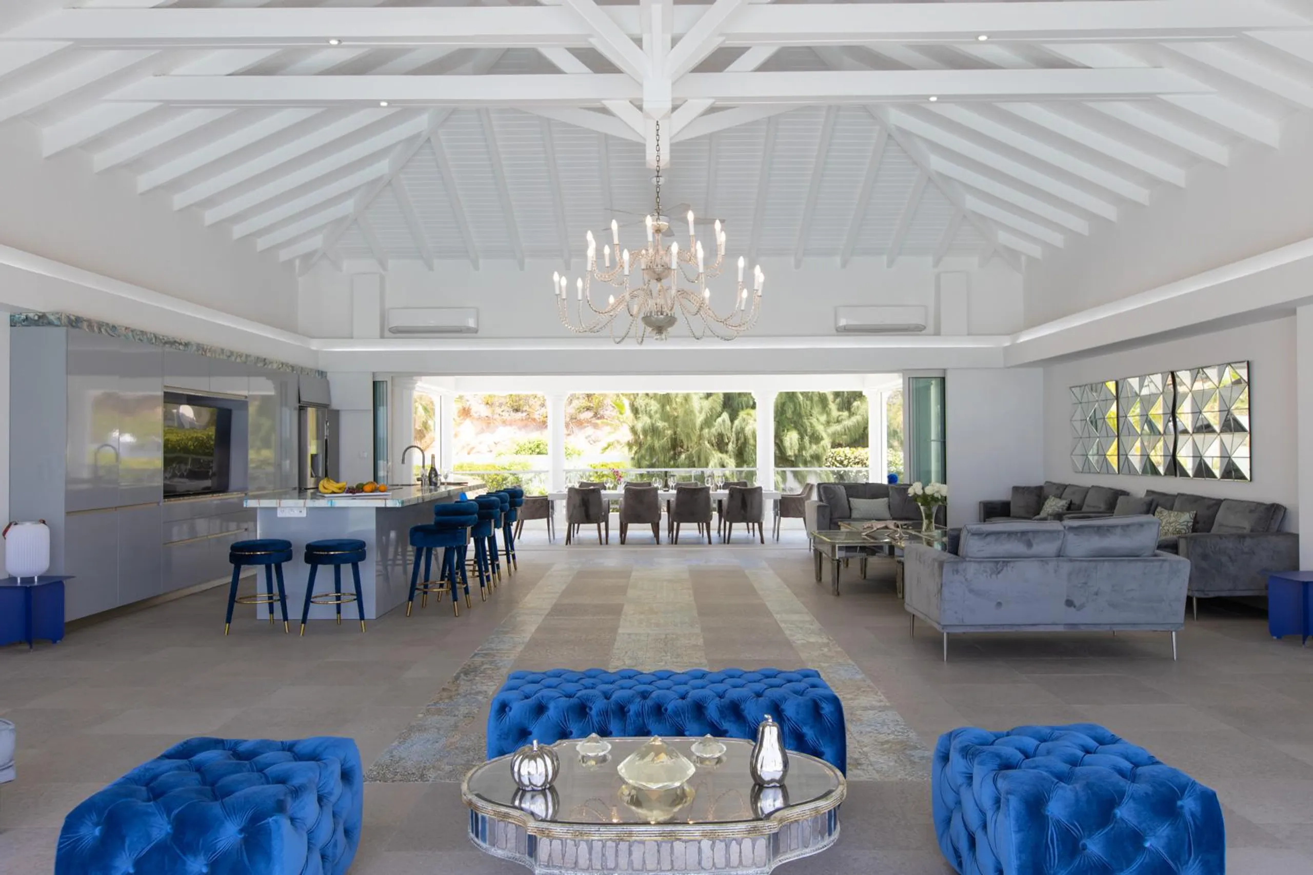 Incredible Terres Basses Villa with Invigorating Pools, Jacuzzi, and Fitness Room — photograph 9