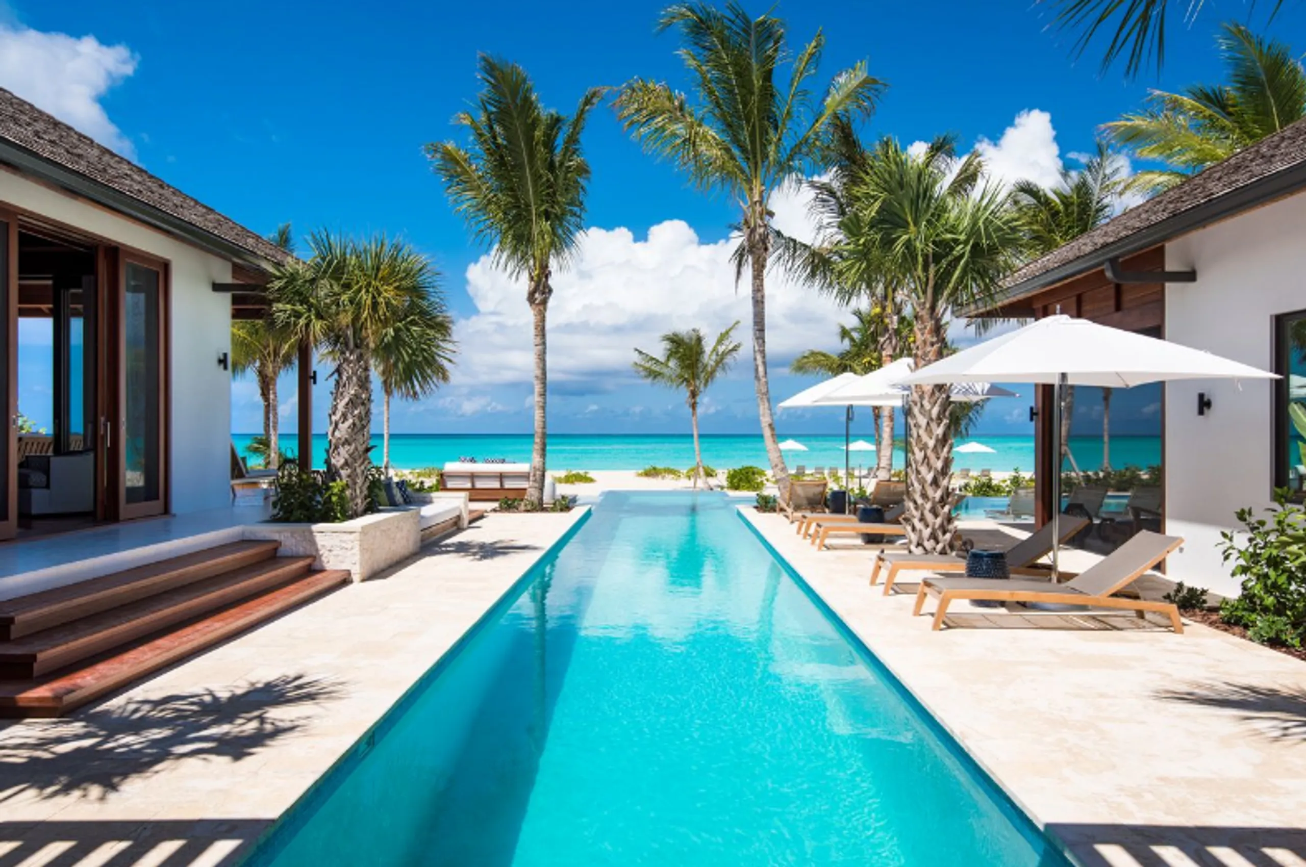 Stunning Luxury Beachfront Villa with Private Pool and Incredible Ocean Views — photograph 4