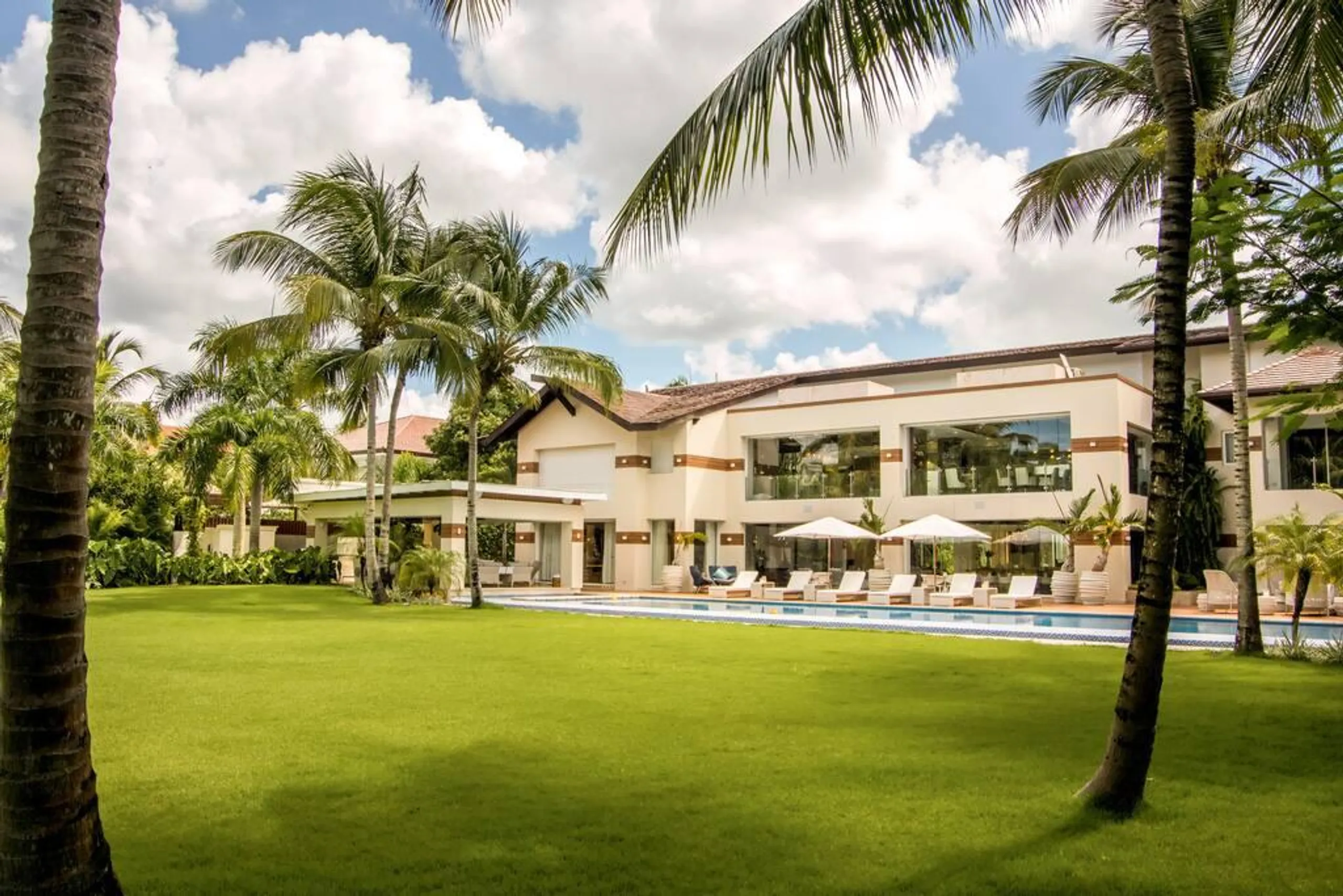 Deluxe Classic Estate in La Romana with Private Pool and Home Theater — photograph 3