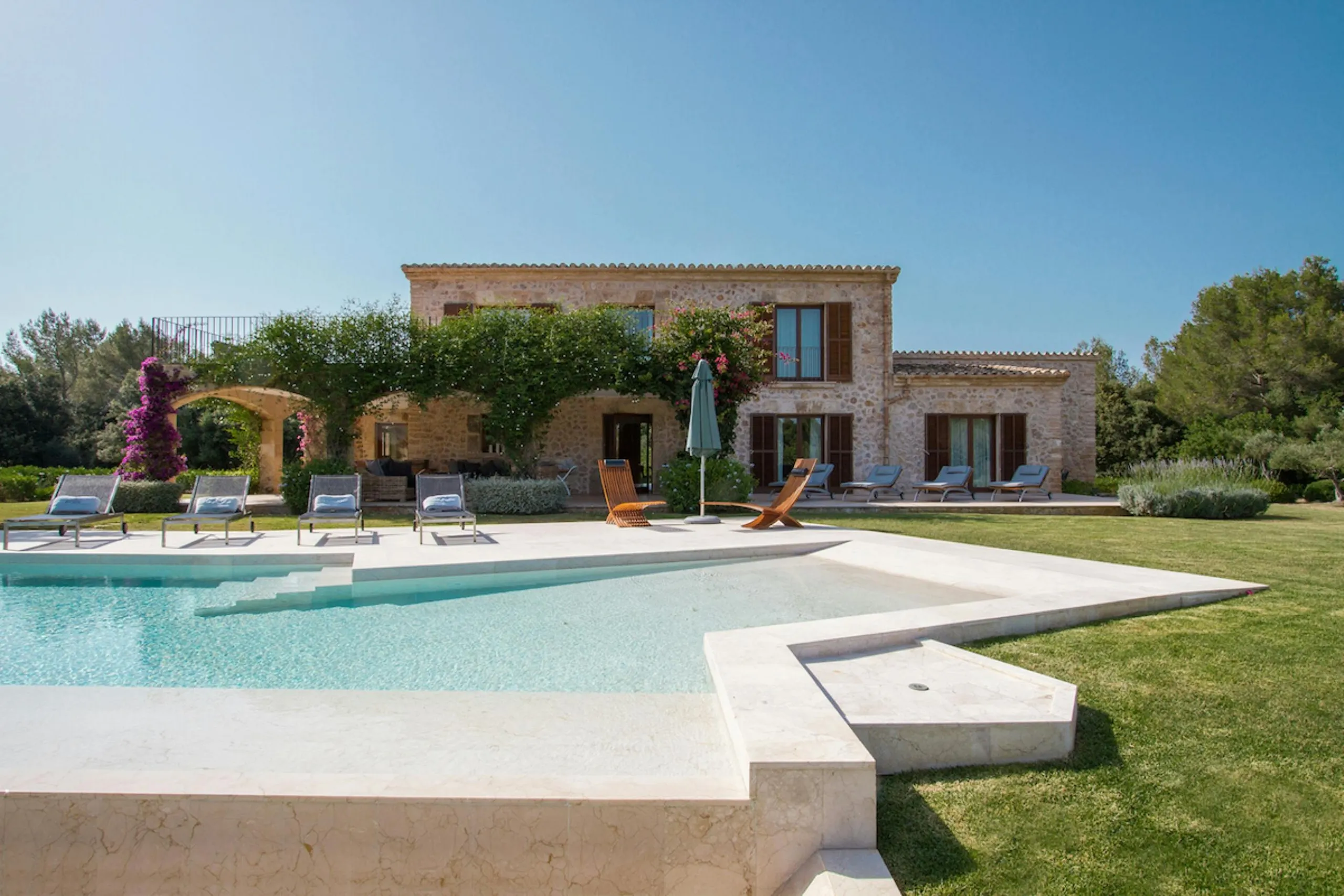 Lavish Spanish Villa with Private Pool and Gazebo — photograph 2