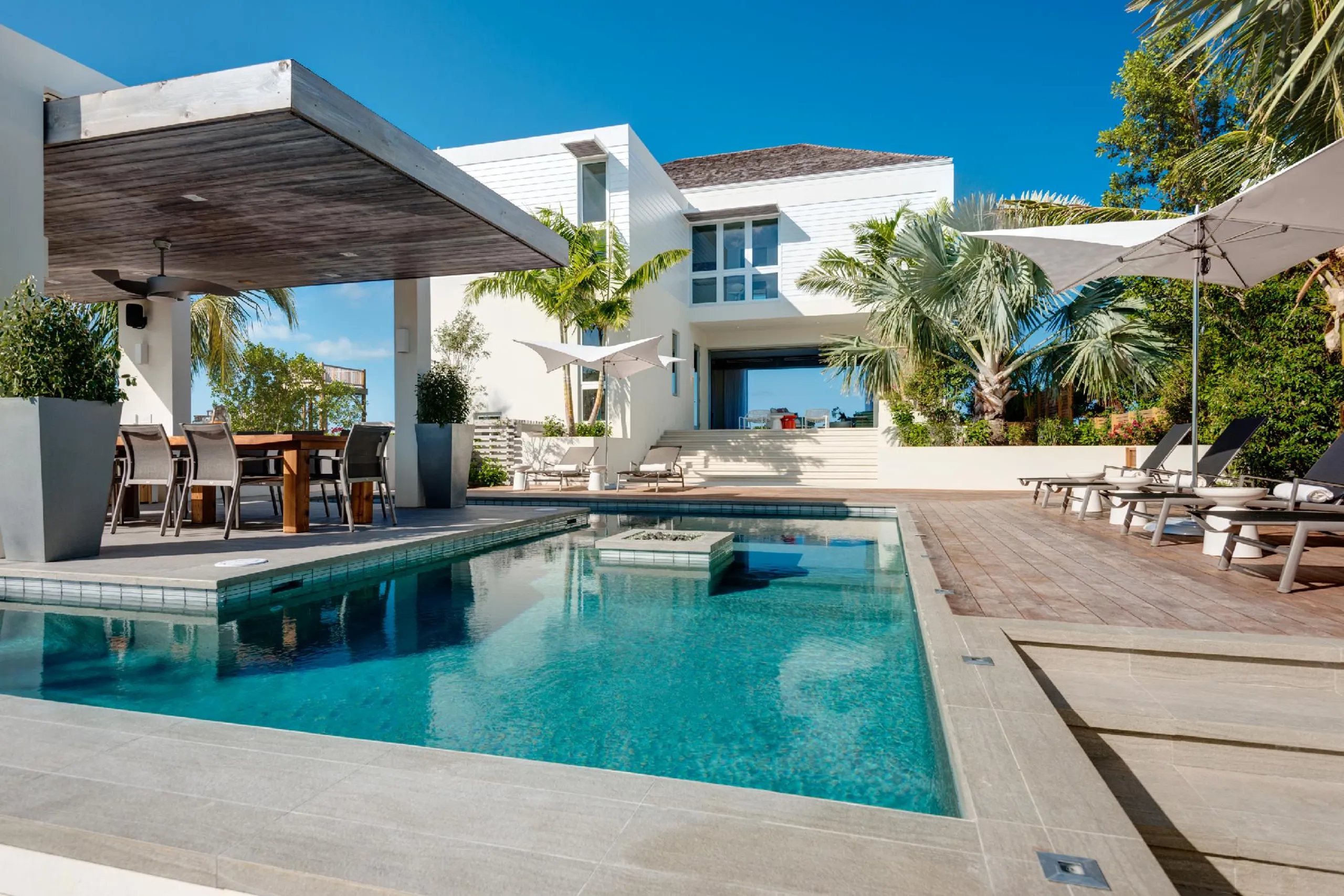 Grace Bay Dunes Luxury Beachfront Villa with Private Pool and Amazing Ocean Views, Grace Bay