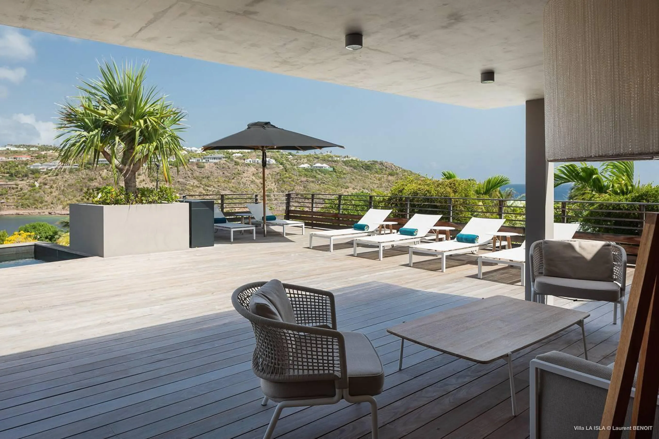 Majestic Luxury Villa with Private Pool and Garden Lounge — photograph 4
