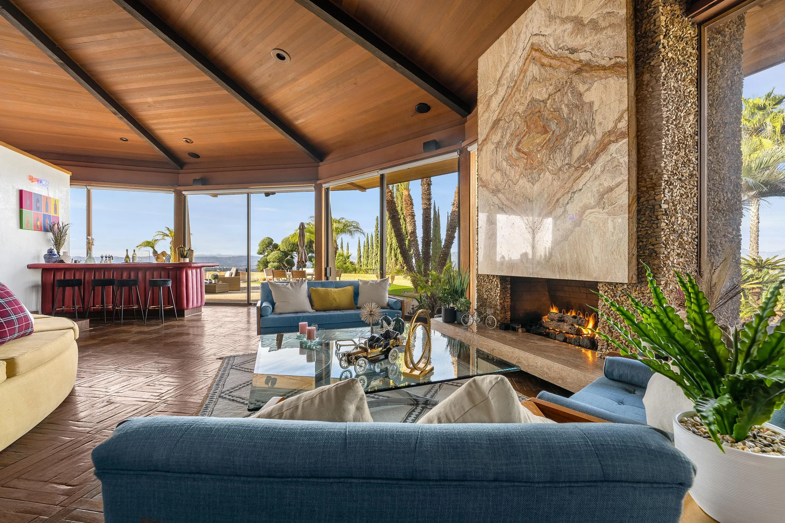 Incredible Mid-Century Architectural Sanctuary with Pool and Amazing Grounds — photograph 6