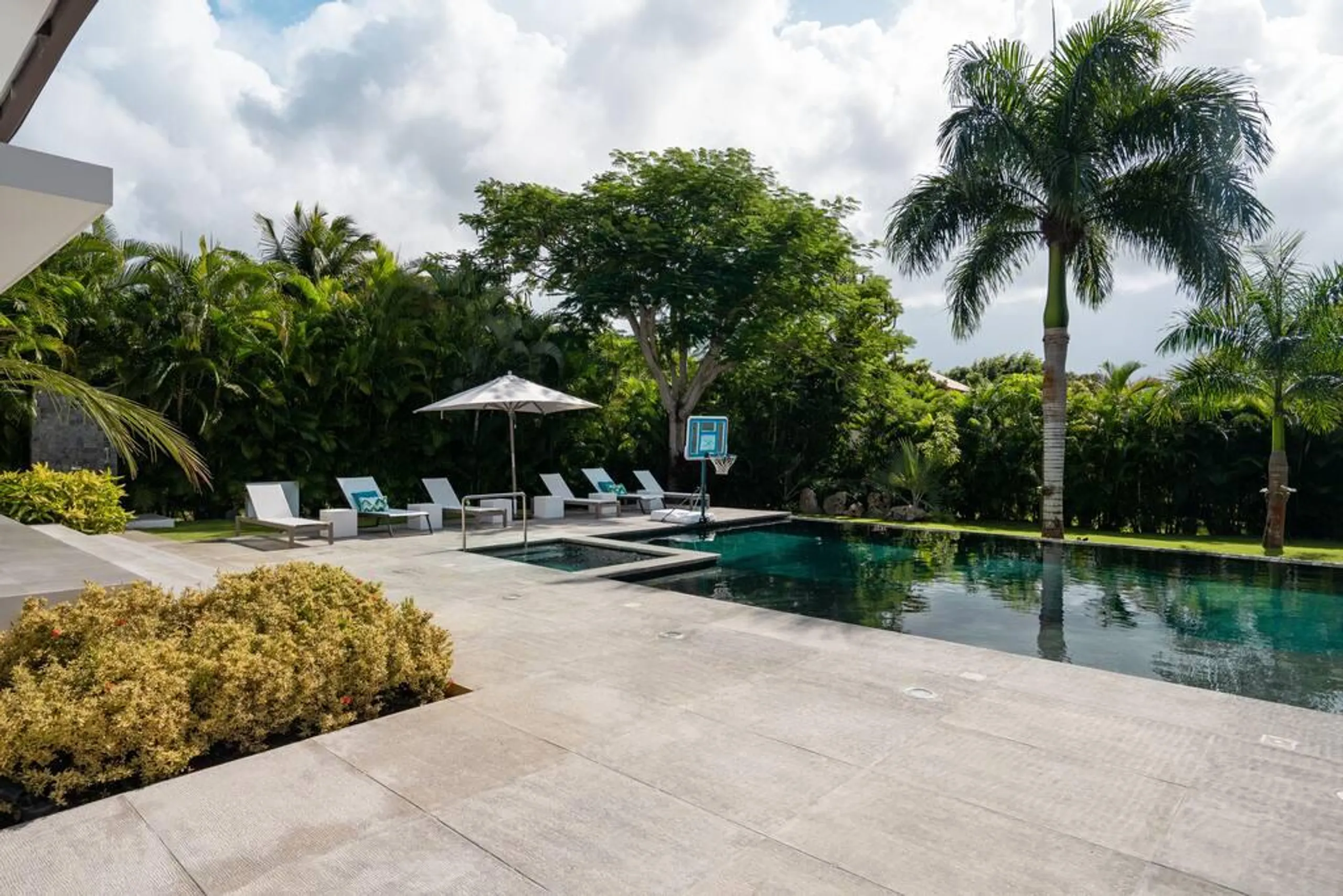 Relaxing La Ramana Estate with Private Pool, Jacuzzi, and Lush Garden Grounds — photograph 10