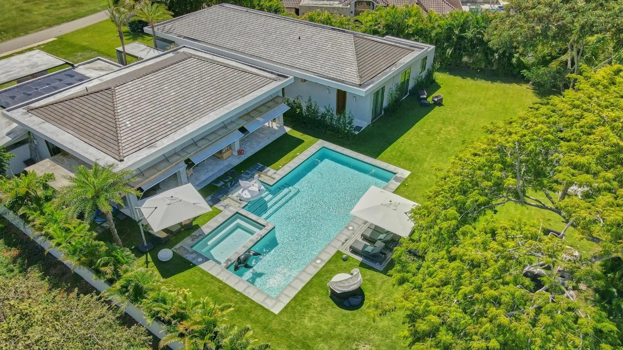 Captivating Villa with Private Pool and  Golf Course Views — photograph 3