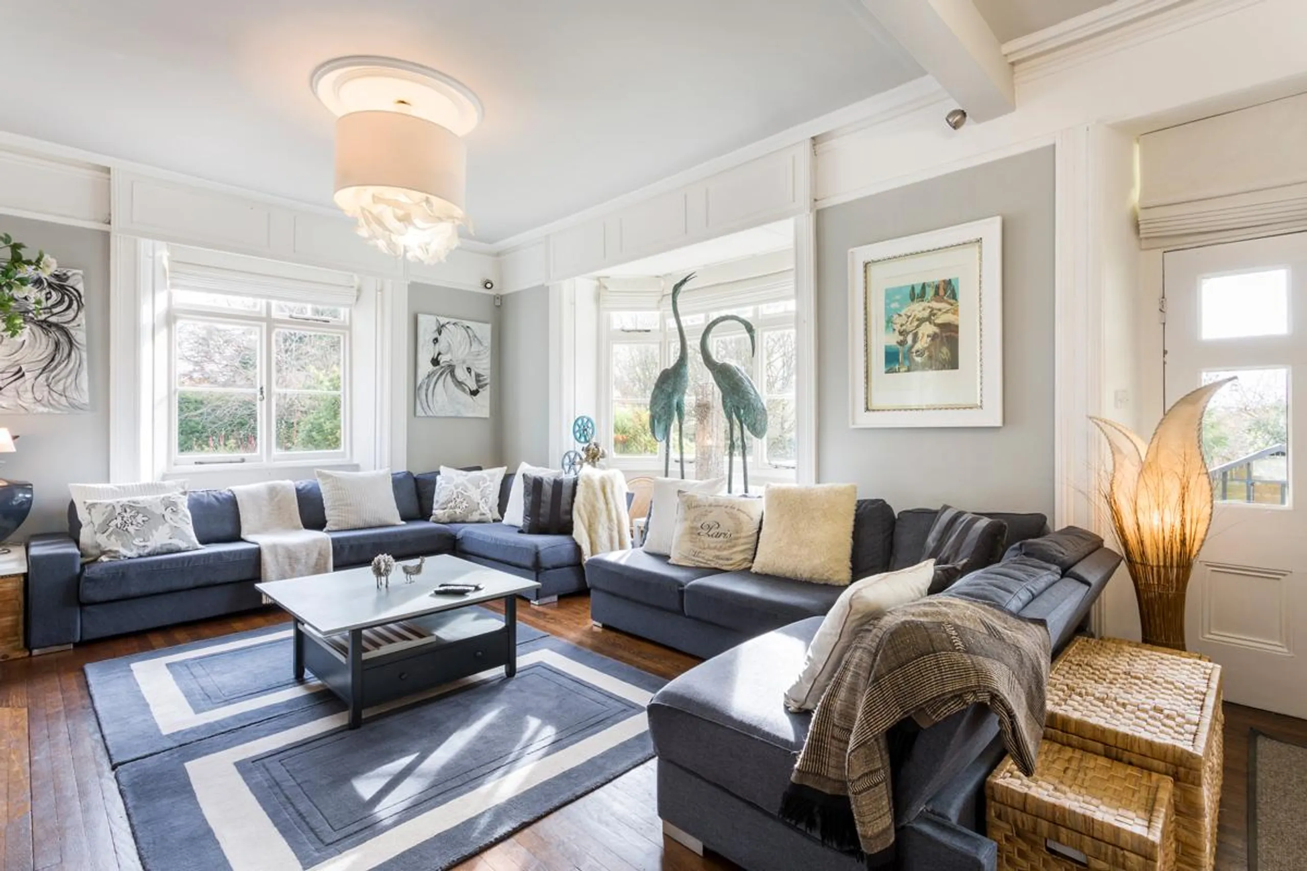 Indulgent  Villa with Private Pool and Overlooking Painswick Hillside — photograph 10