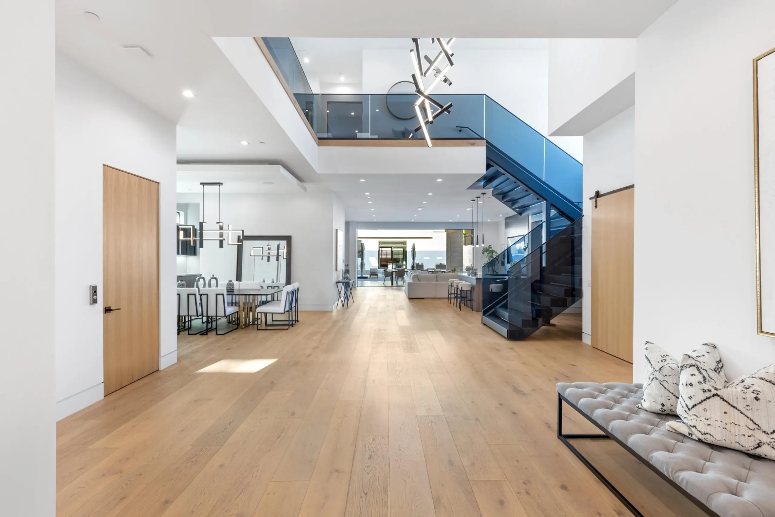 Stunning Modern Architectural Estate with Large Pool — photograph 9