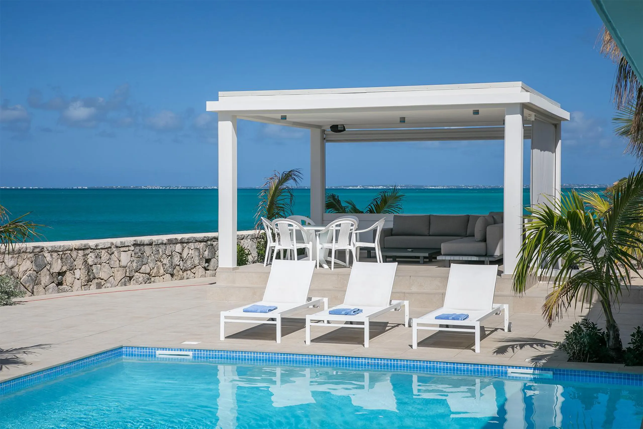 Elegant Coastal  Beachfront Villa in Plum Bay Beach with Private Pool — photograph 12