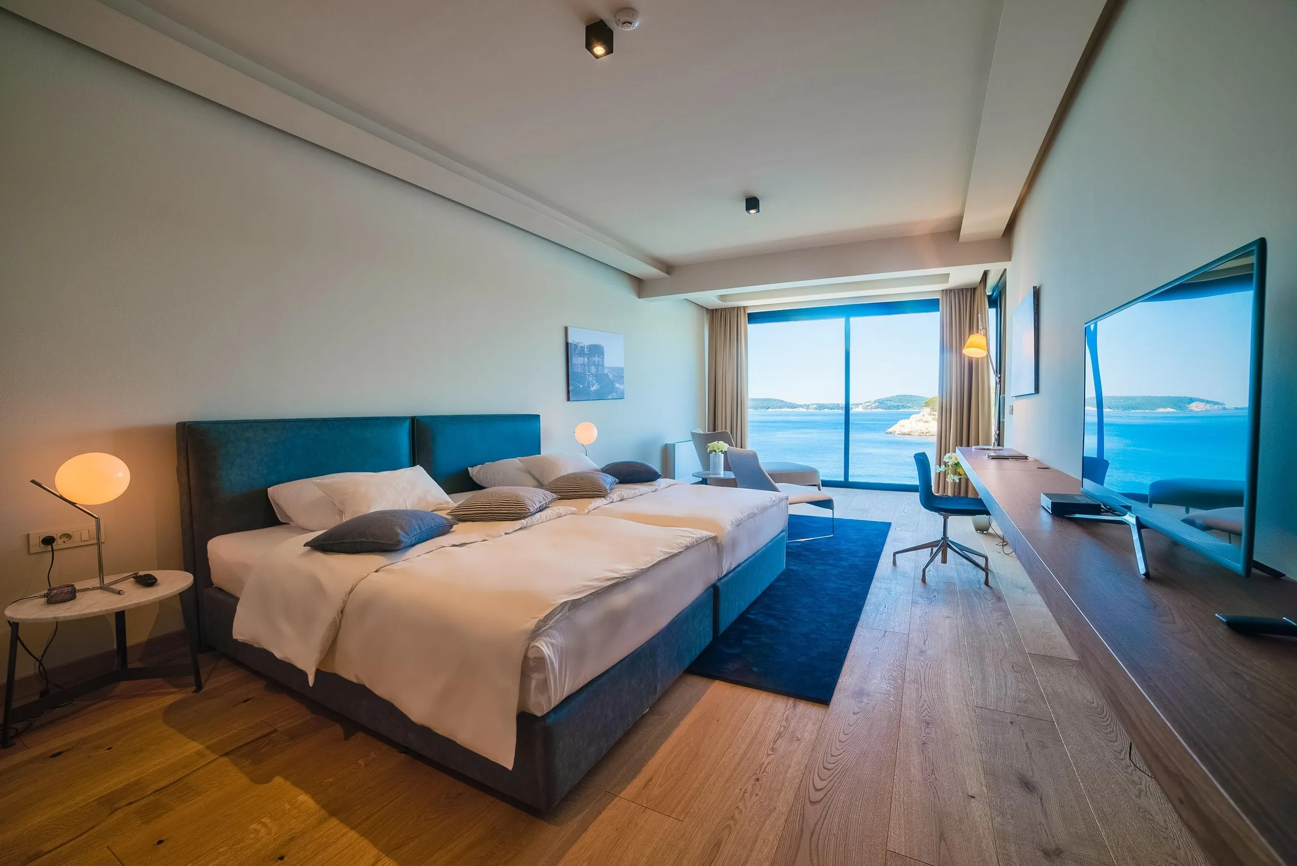 Lavish Waterfront Villa with Beach Access — photograph 5