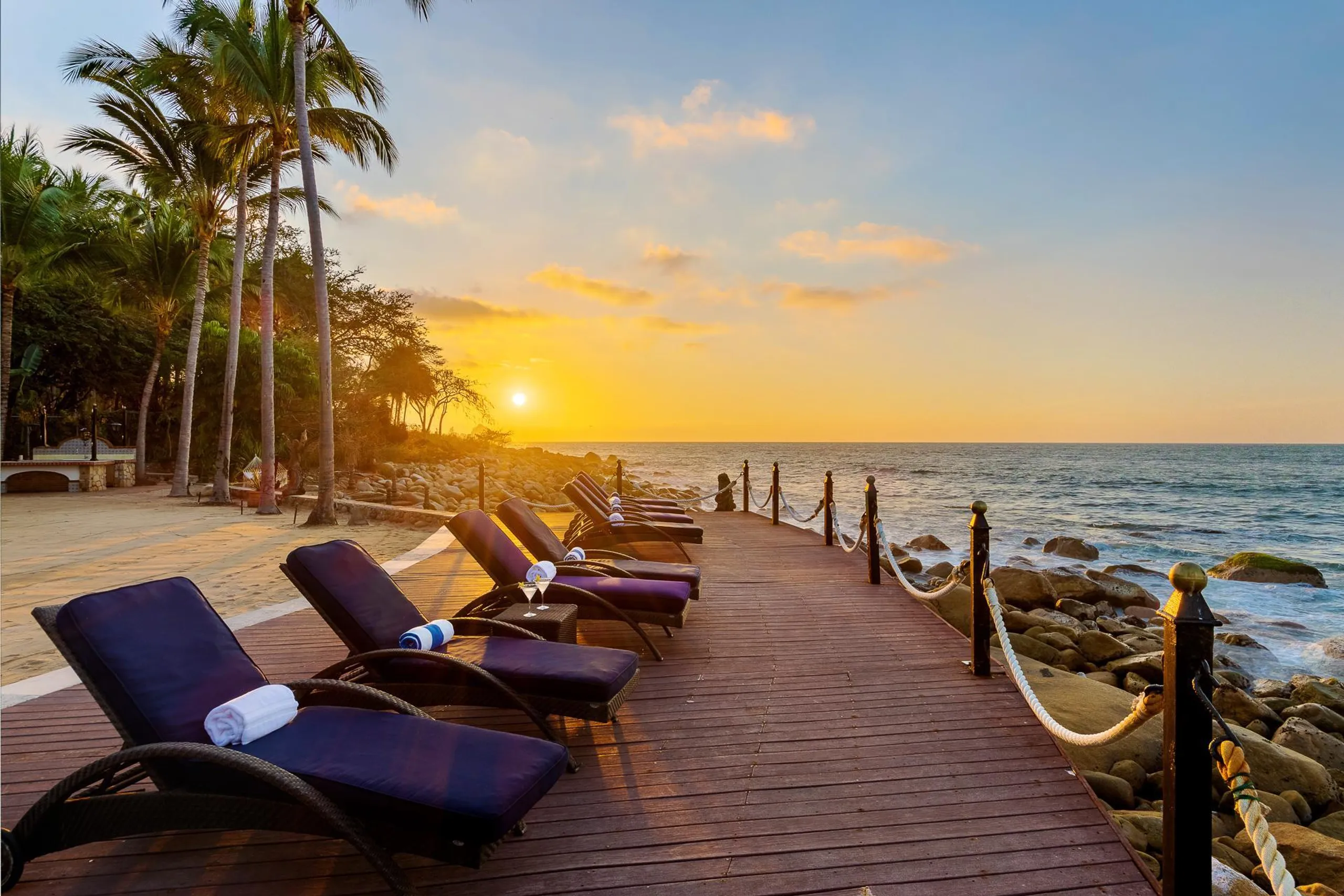 Gorgeous Beachfront Hacienda with Private Pool and Lush Tropic Grounds — photograph 7