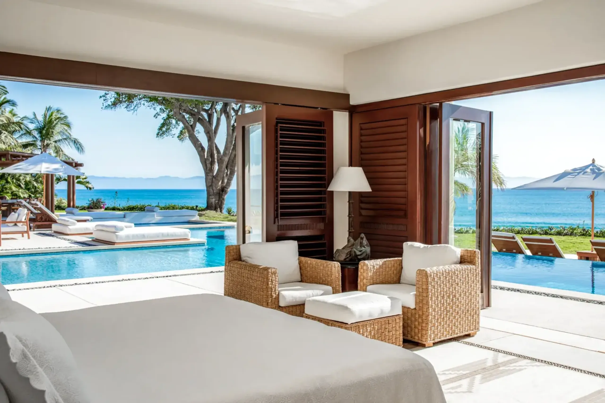 Glamorous Los Ranchos Estate Villa with Infinity Pool, and Beach Access — photograph 6