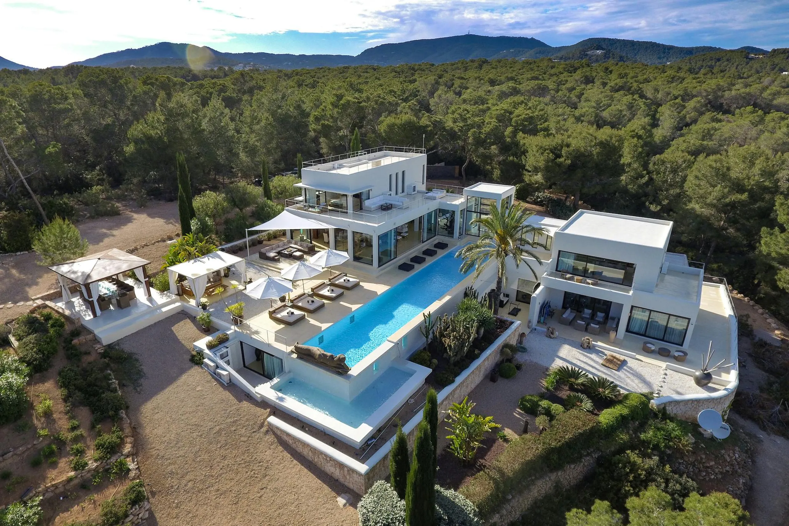 Magnificent Modern Ibiza Estate with Infinity Pool and Zen Garden Grounds — photograph 3
